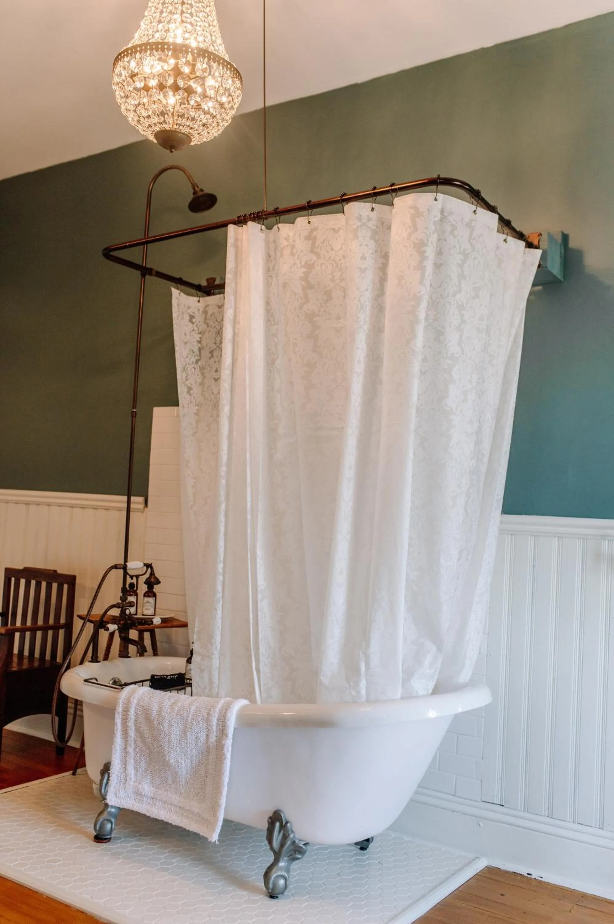 Bathroom, Bed in White House Hotel
