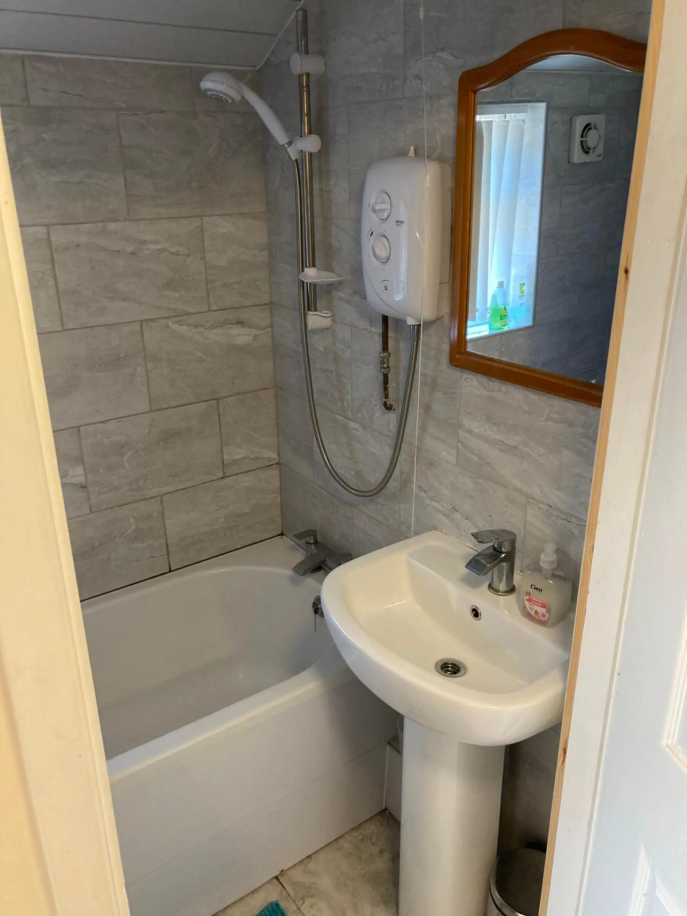 Bath in Harman Suites Self-Catering Apartments Free WIFI & Parking