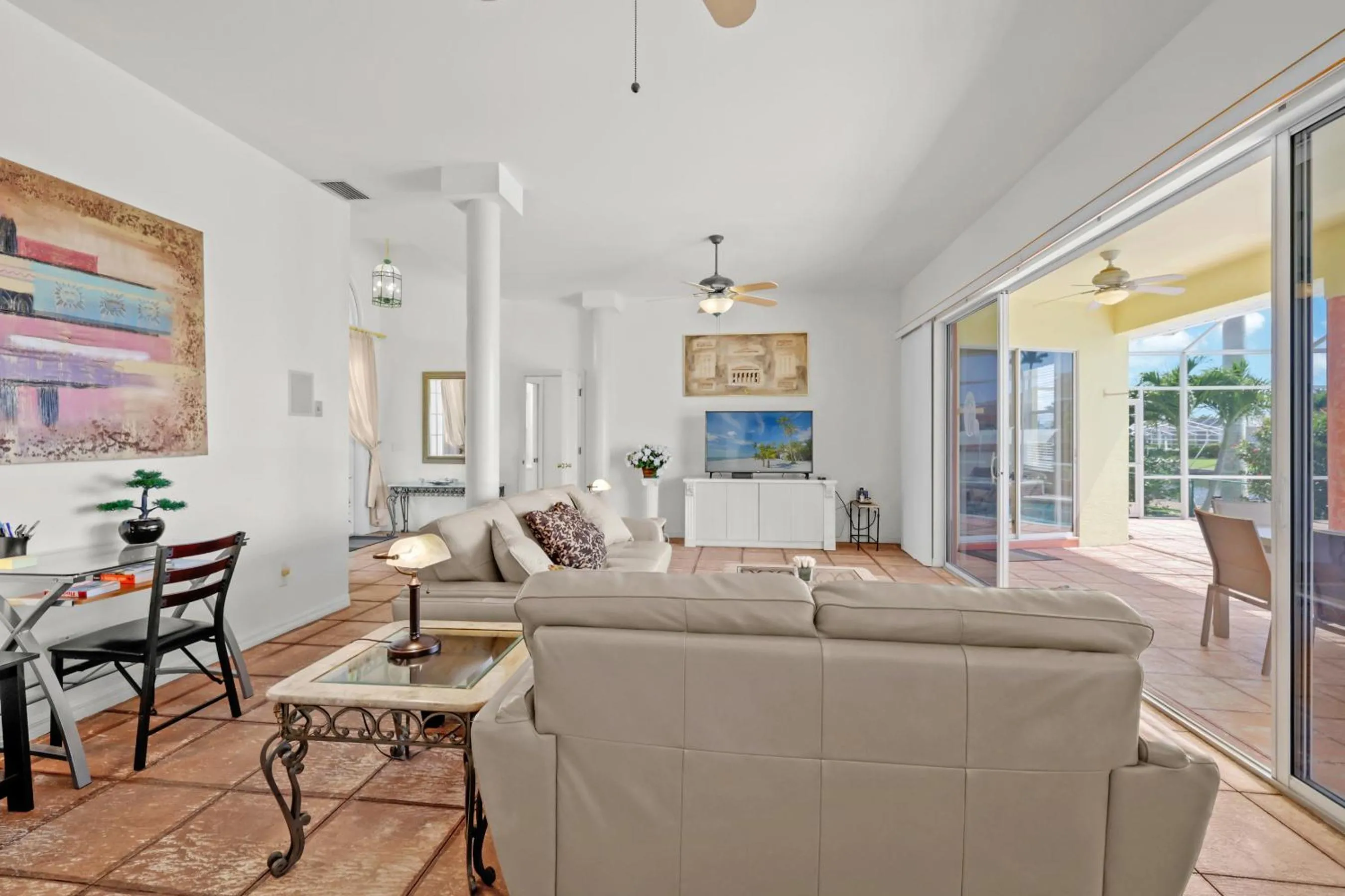 Living room in Quiet and relaxing waterfront paradise with direct access to the Gulf of Mexico, Villa Just for Sun
