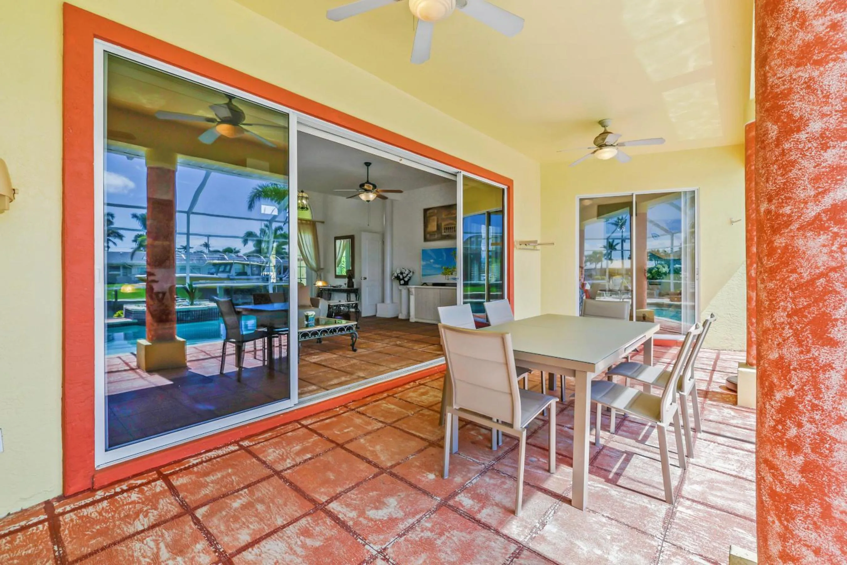 Patio in Quiet and relaxing waterfront paradise with direct access to the Gulf of Mexico, Villa Just for Sun