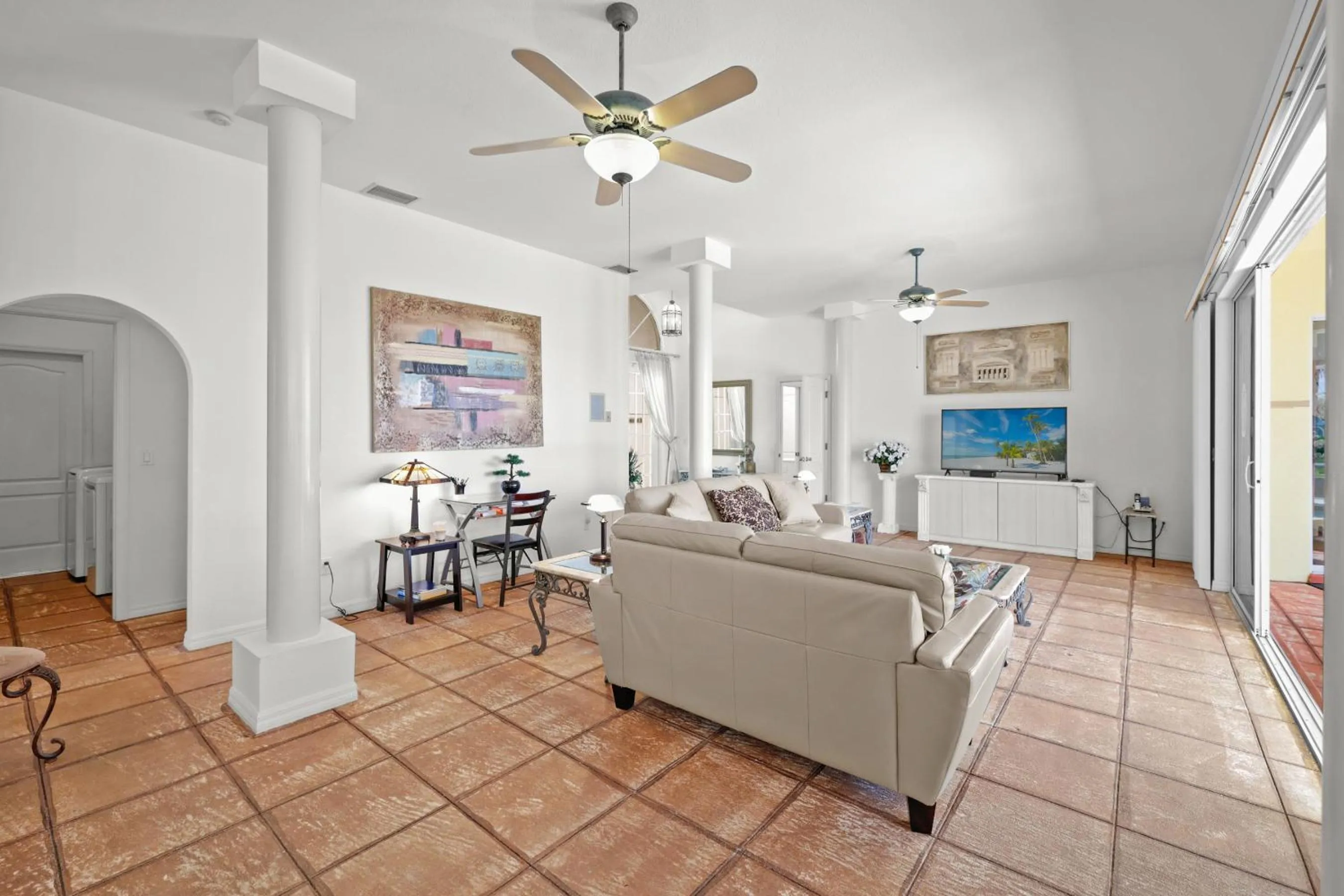 Living room in Quiet and relaxing waterfront paradise with direct access to the Gulf of Mexico, Villa Just for Sun