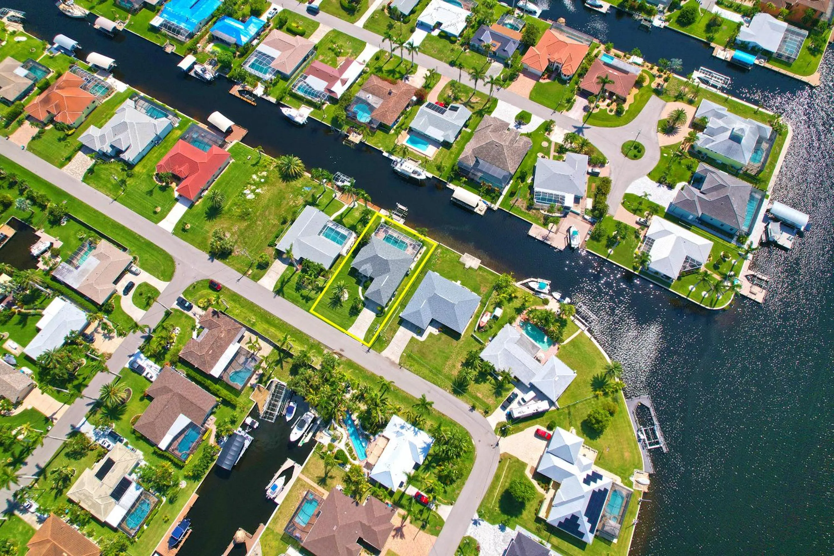 Bird's eye view in Quiet and relaxing waterfront paradise with direct access to the Gulf of Mexico, Villa Just for Sun