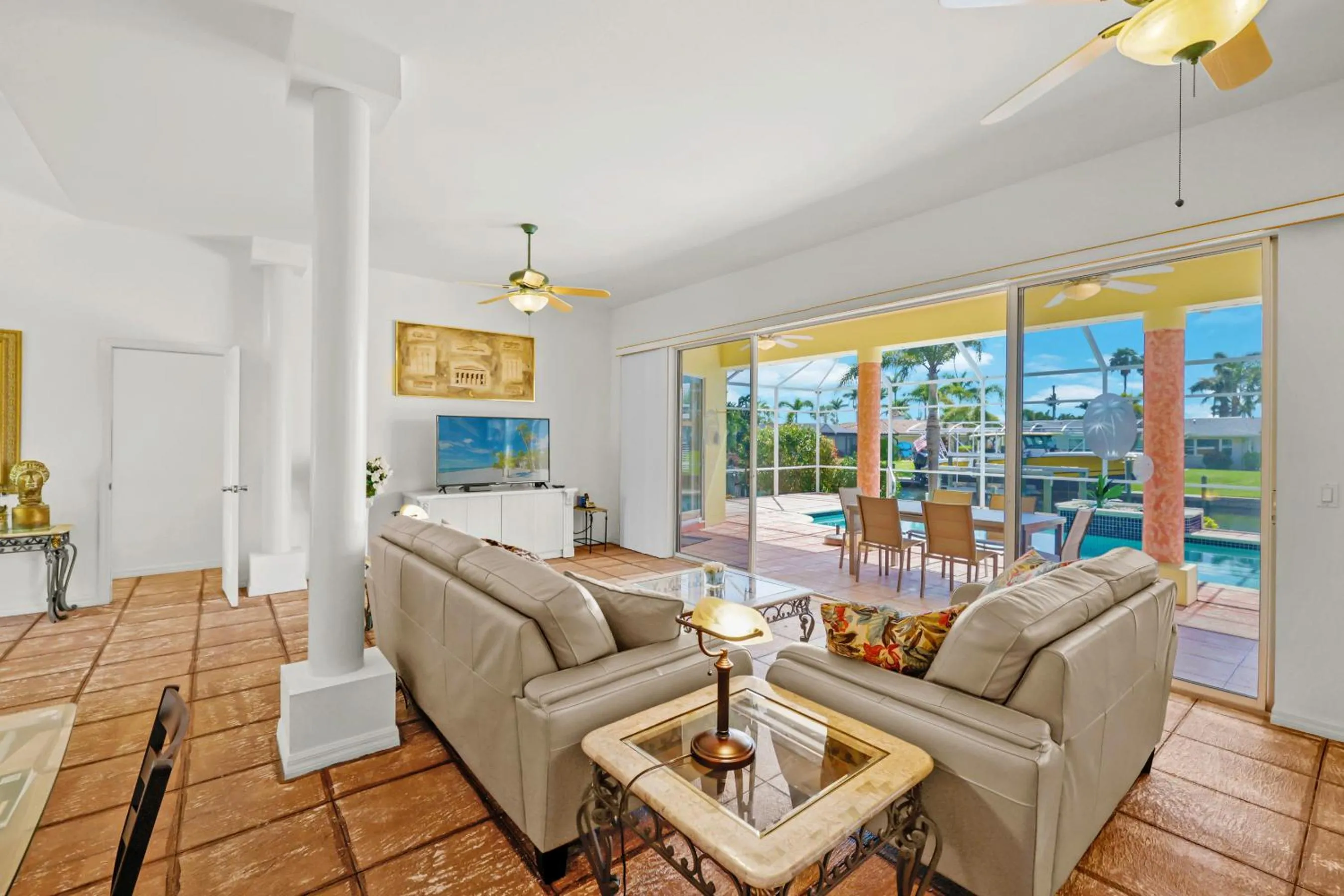 Living room in Quiet and relaxing waterfront paradise with direct access to the Gulf of Mexico, Villa Just for Sun