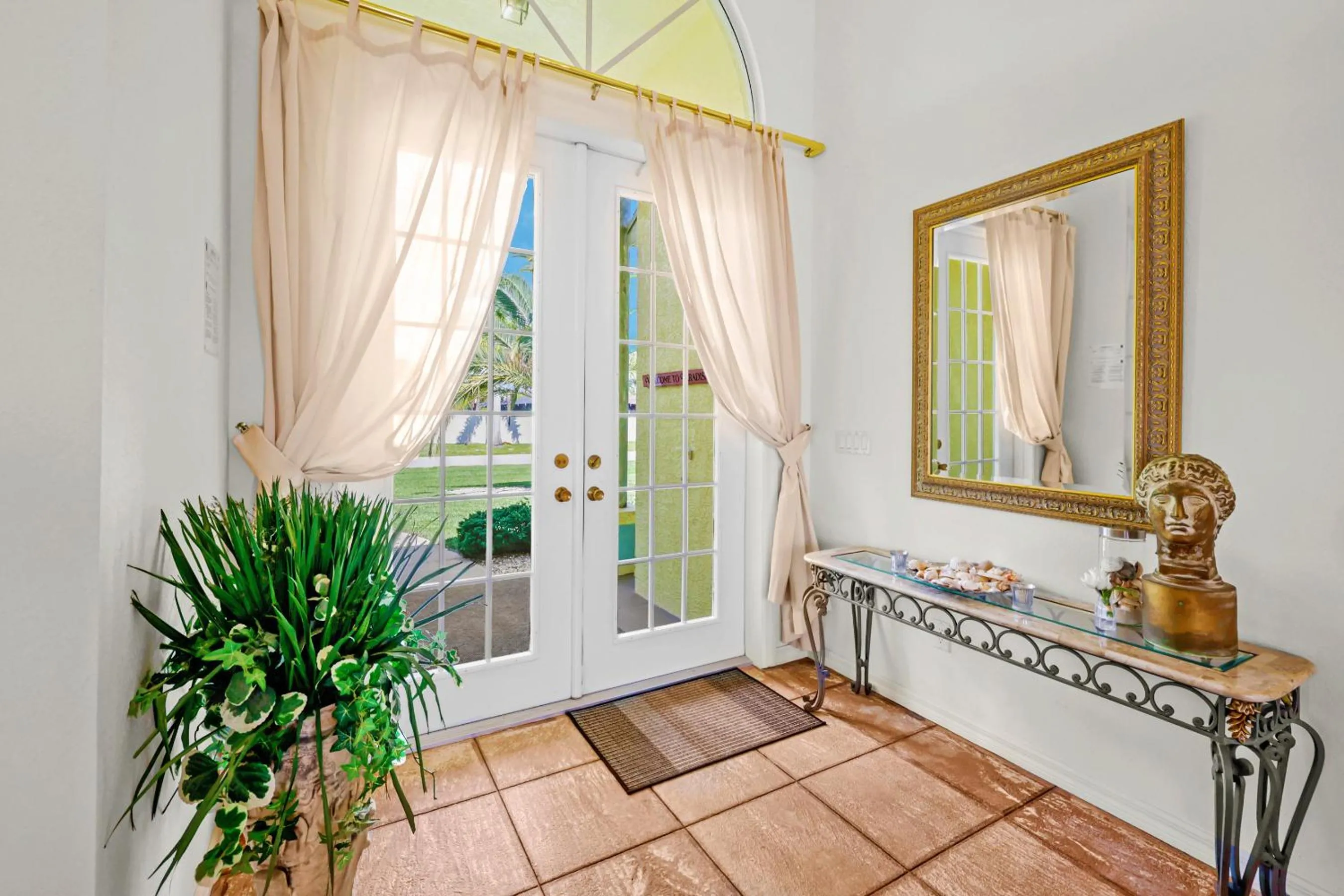 Facade/entrance in Quiet and relaxing waterfront paradise with direct access to the Gulf of Mexico, Villa Just for Sun