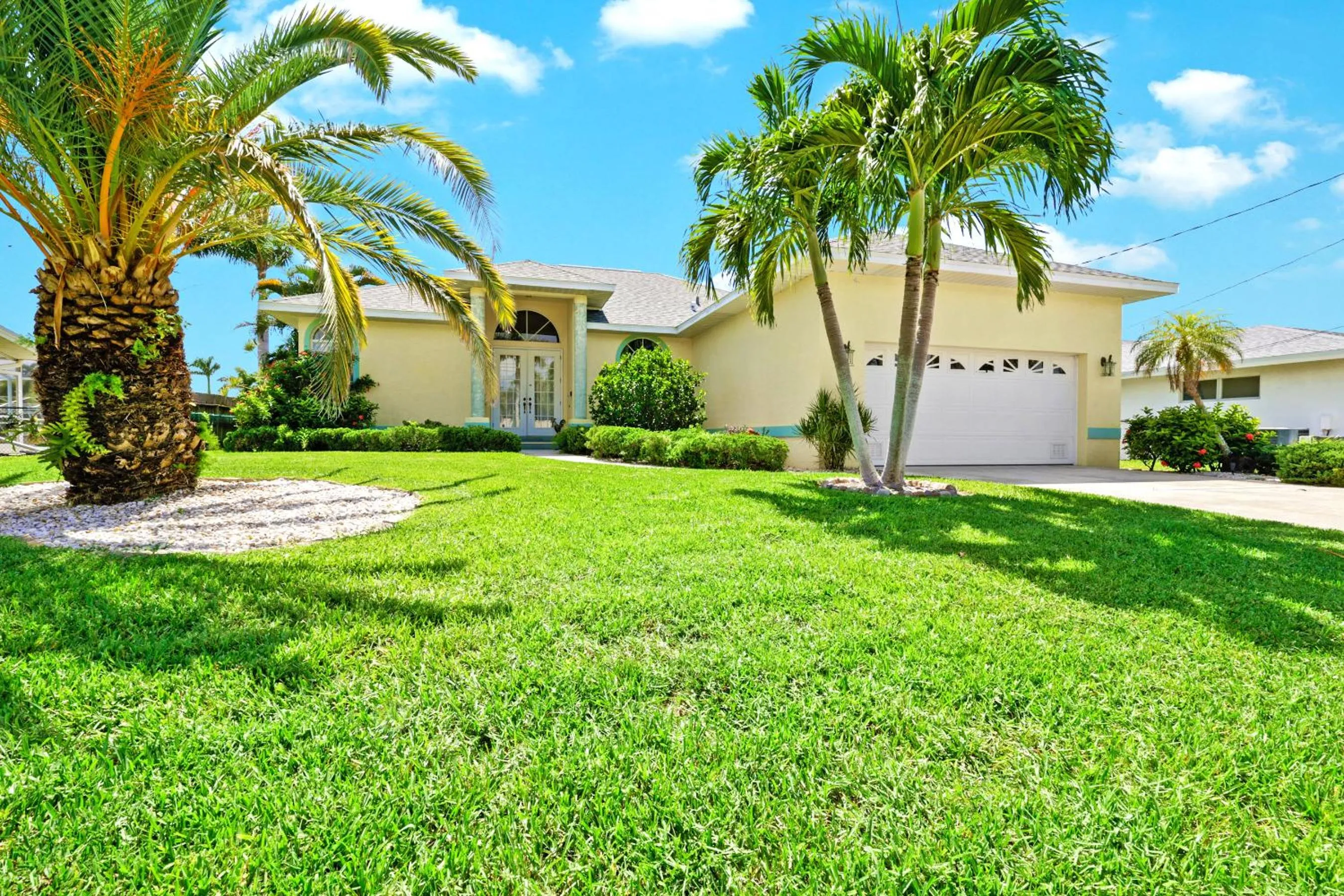 Property building in Quiet and relaxing waterfront paradise with direct access to the Gulf of Mexico, Villa Just for Sun