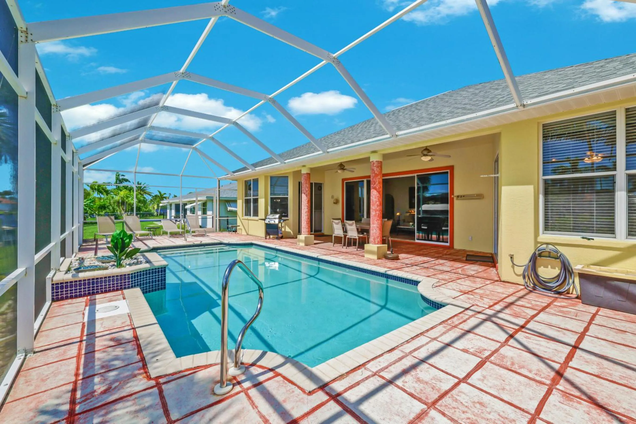 Swimming pool in Quiet and relaxing waterfront paradise with direct access to the Gulf of Mexico, Villa Just for Sun