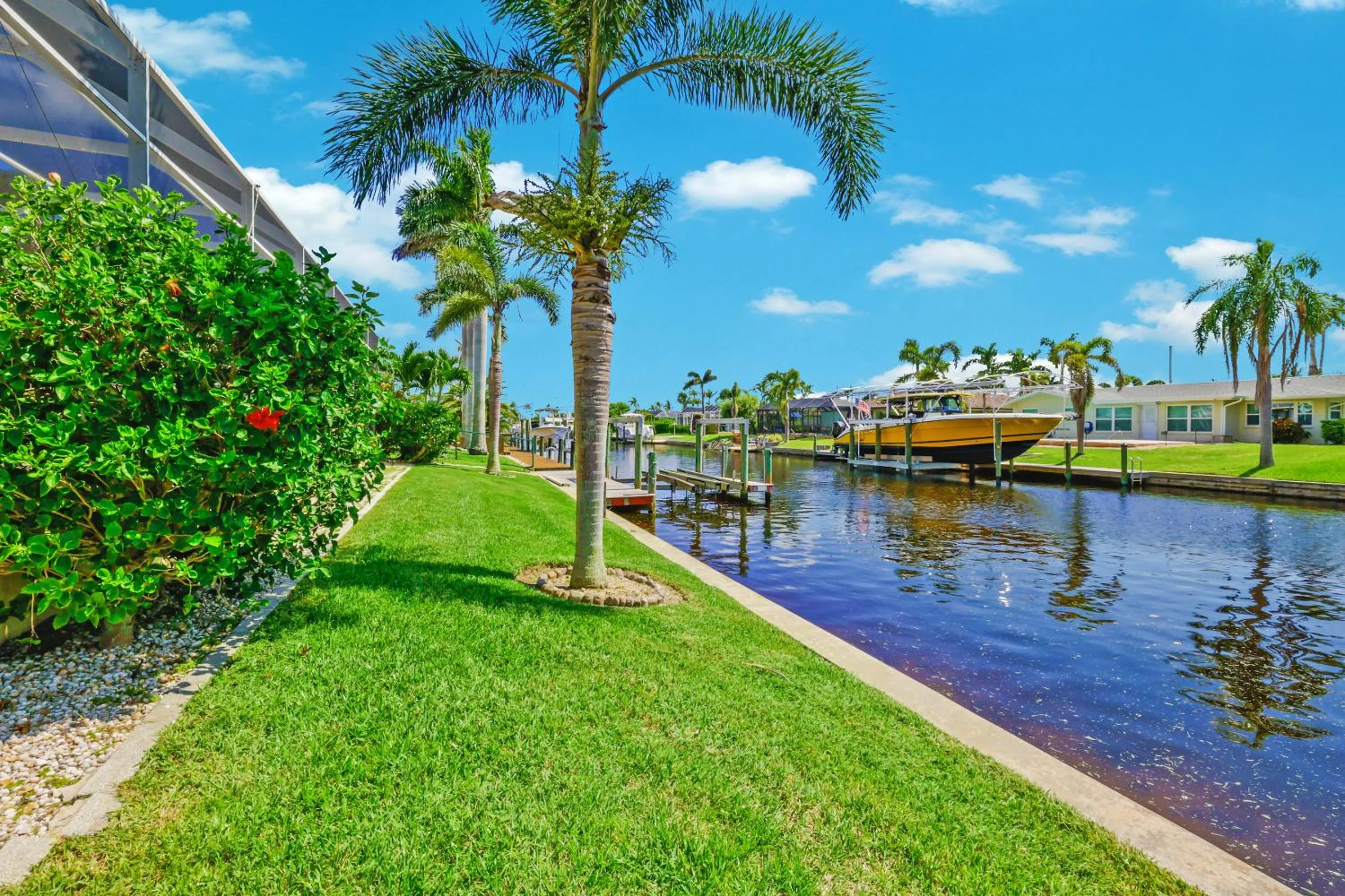 Garden in Quiet and relaxing waterfront paradise with direct access to the Gulf of Mexico, Villa Just for Sun