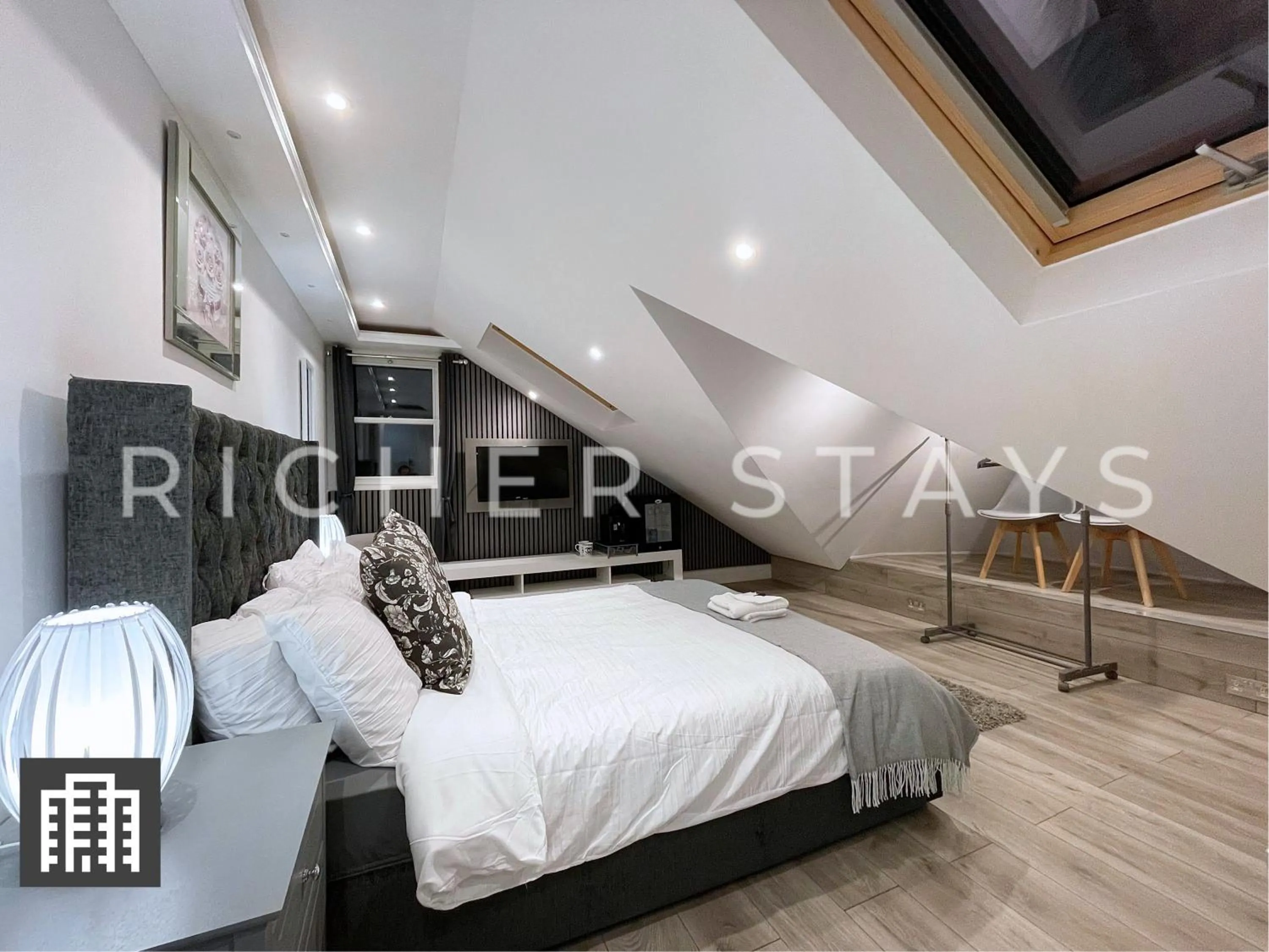 Bed in Hackney Suites - En-suite rooms & amenities