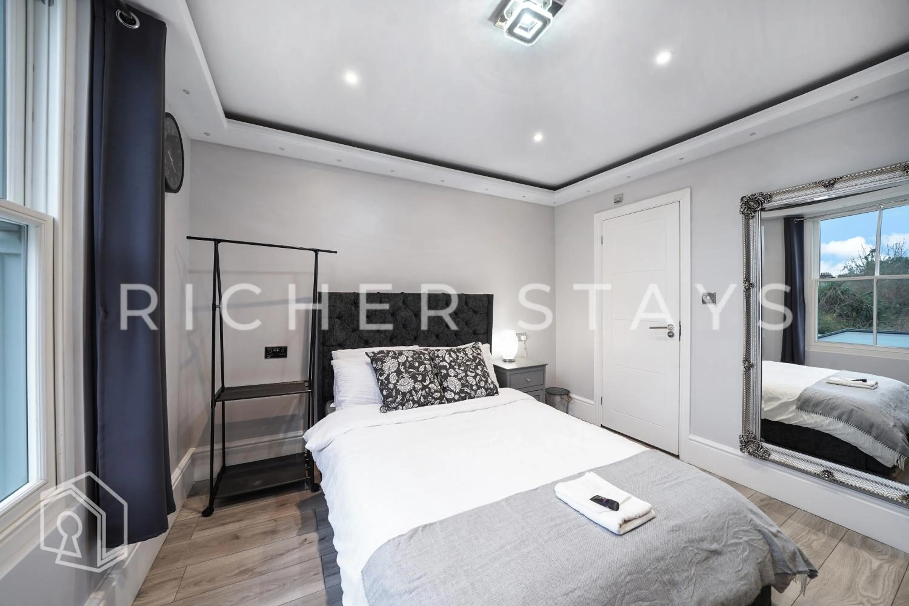 Bed in Hackney Suites - En-suite rooms & amenities
