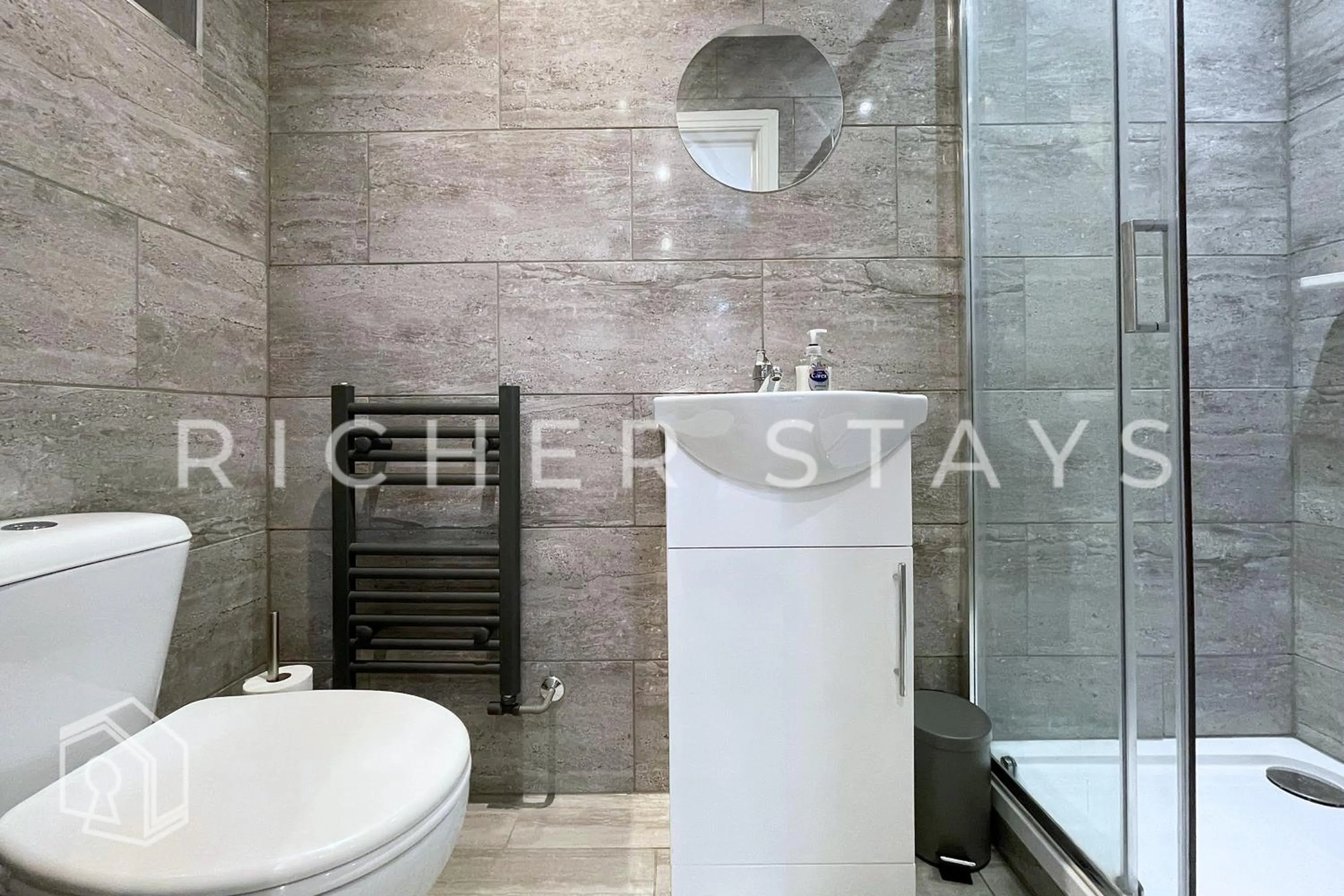 Shower in Hackney Suites - En-suite rooms & amenities