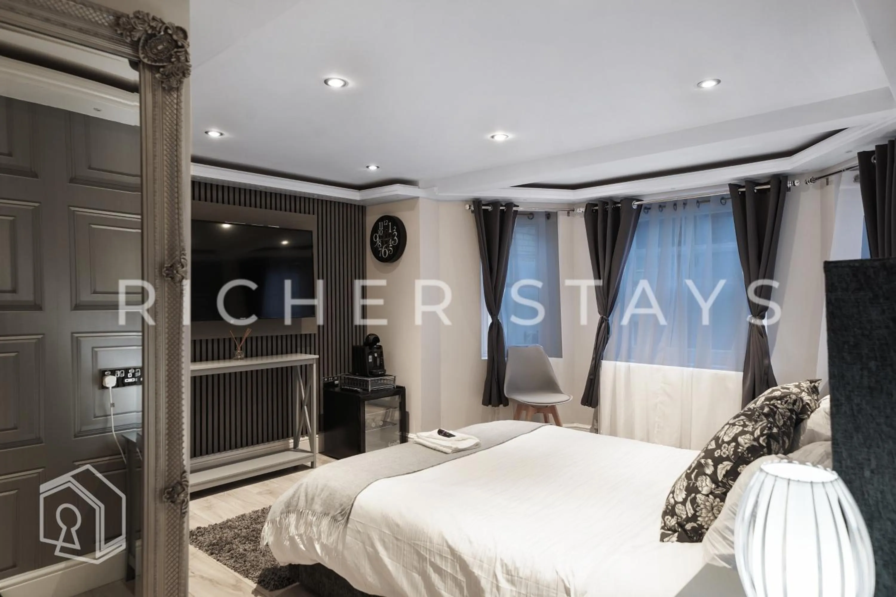 Bed in Hackney Suites - En-suite rooms & amenities