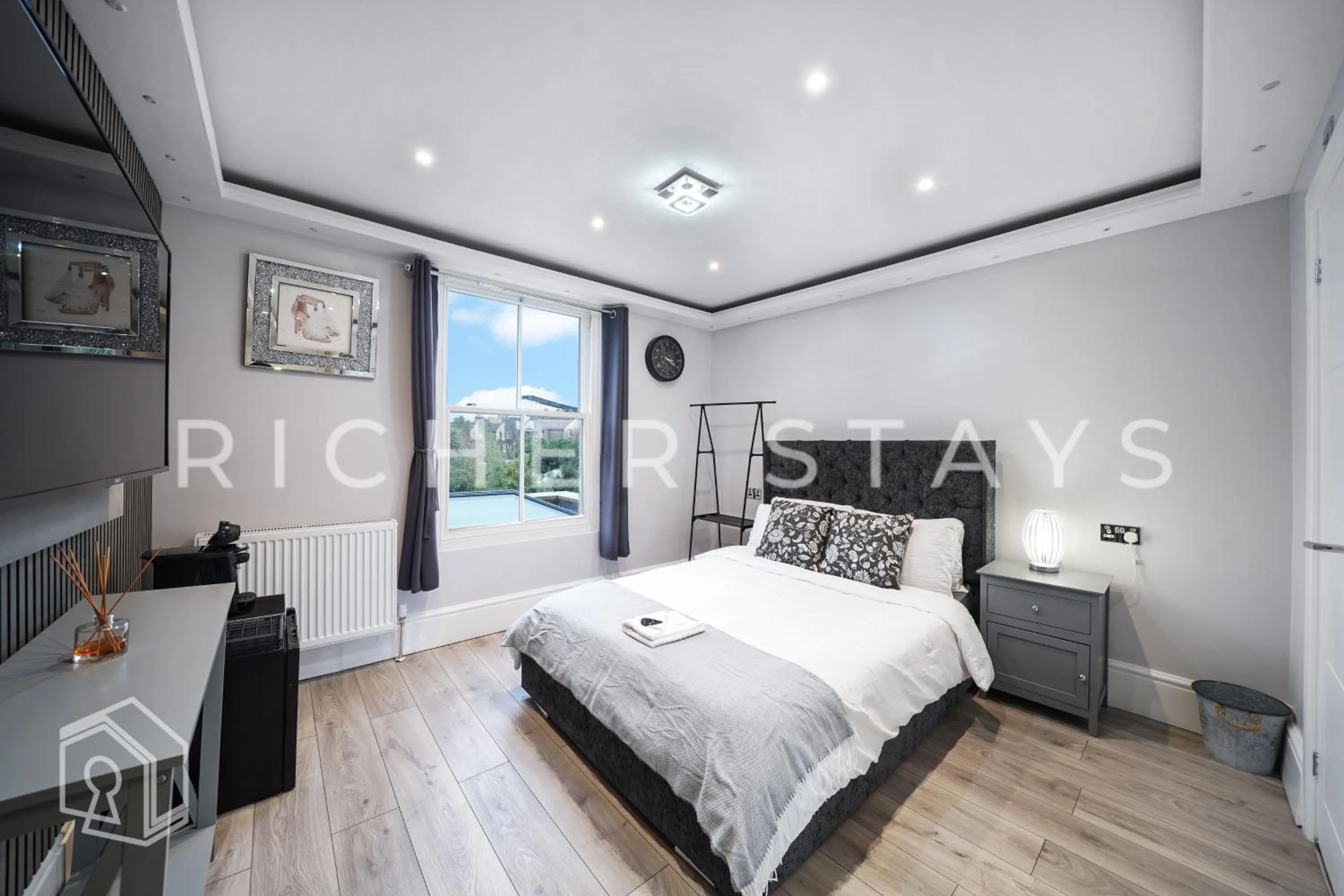 Bed in Hackney Suites - En-suite rooms & amenities