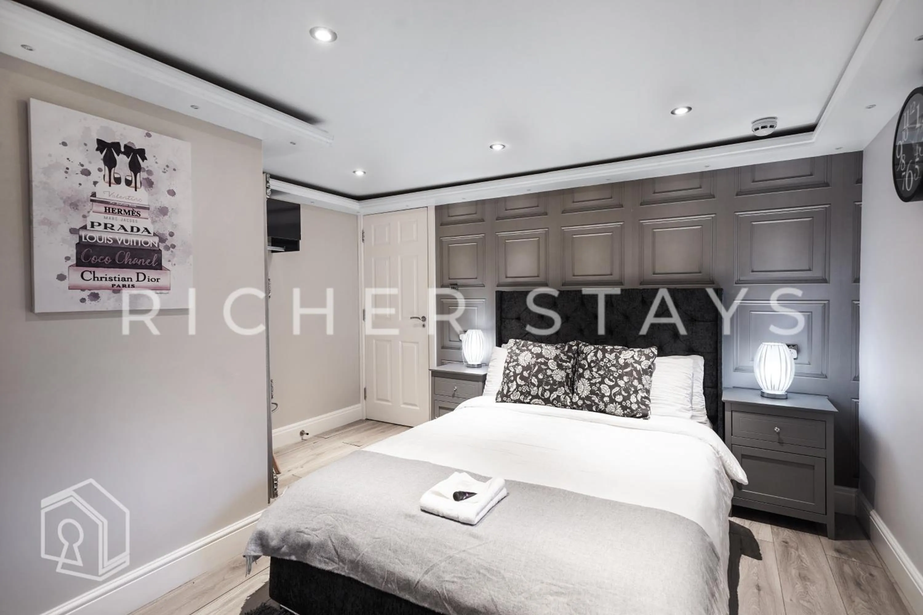 Bed in Hackney Suites - En-suite rooms & amenities