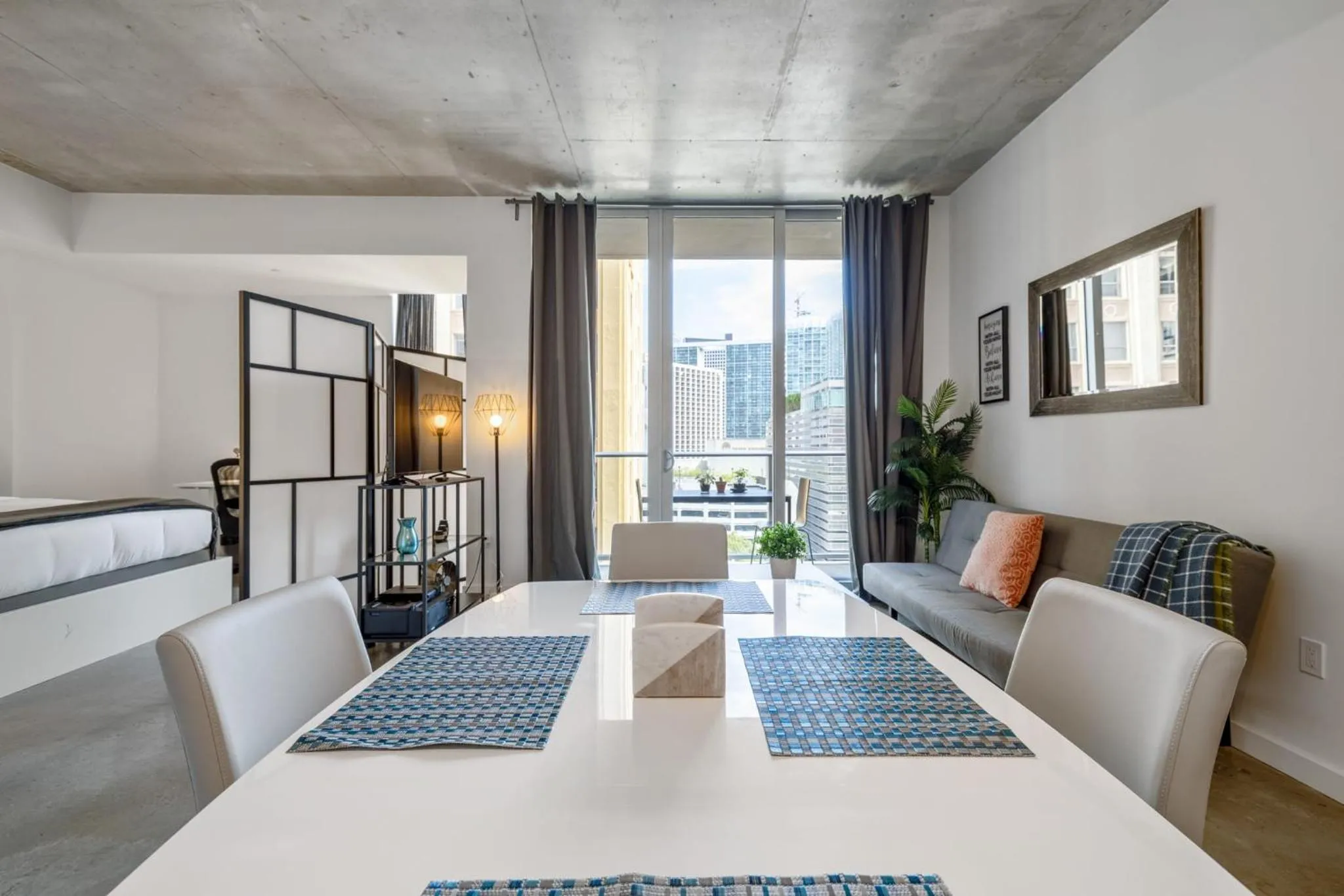 Cozy Downtown Pad- Luxe Rooftop pool gym and more
