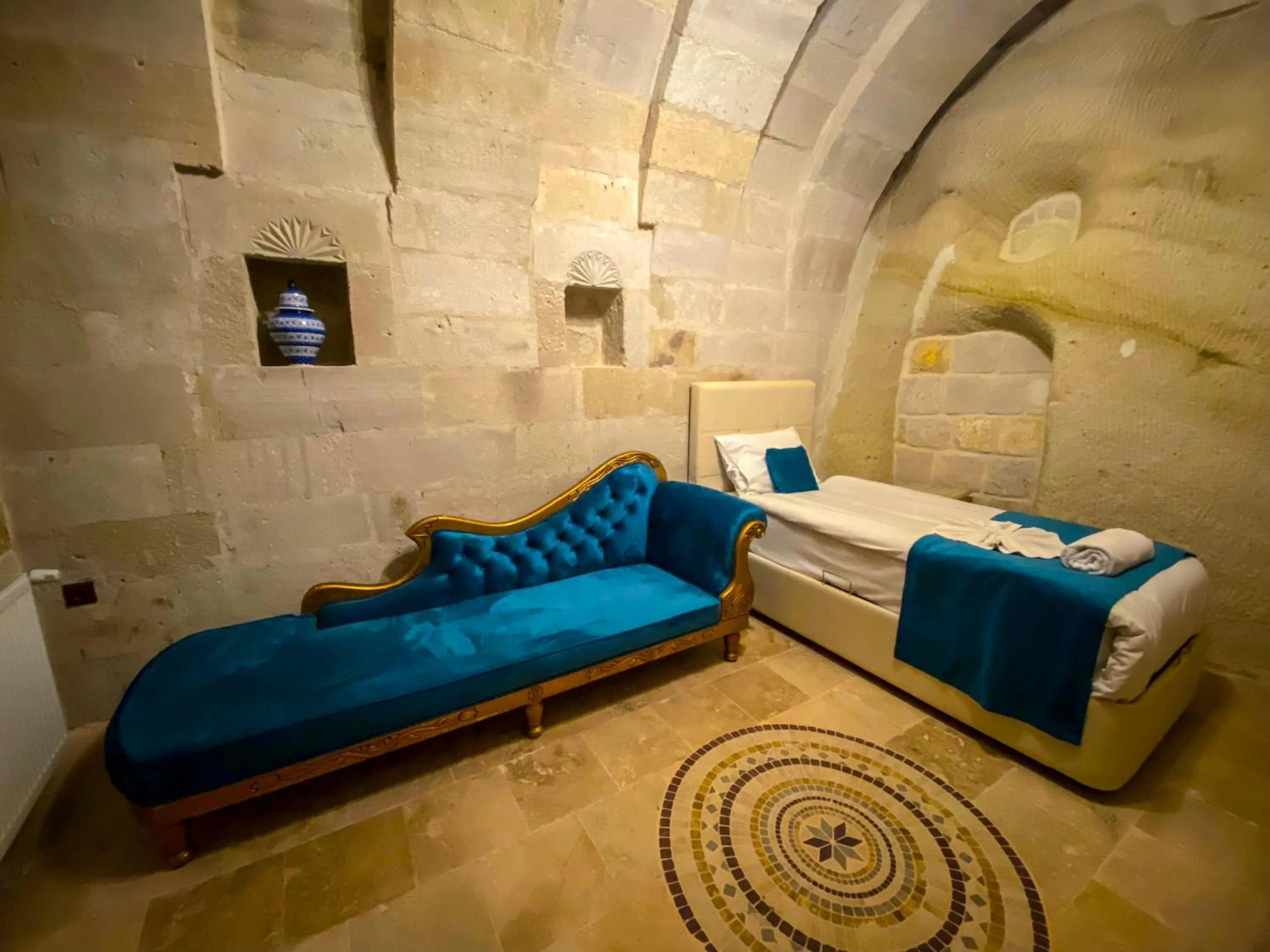 Bed, Seating Area in Milagre Cave Hotel