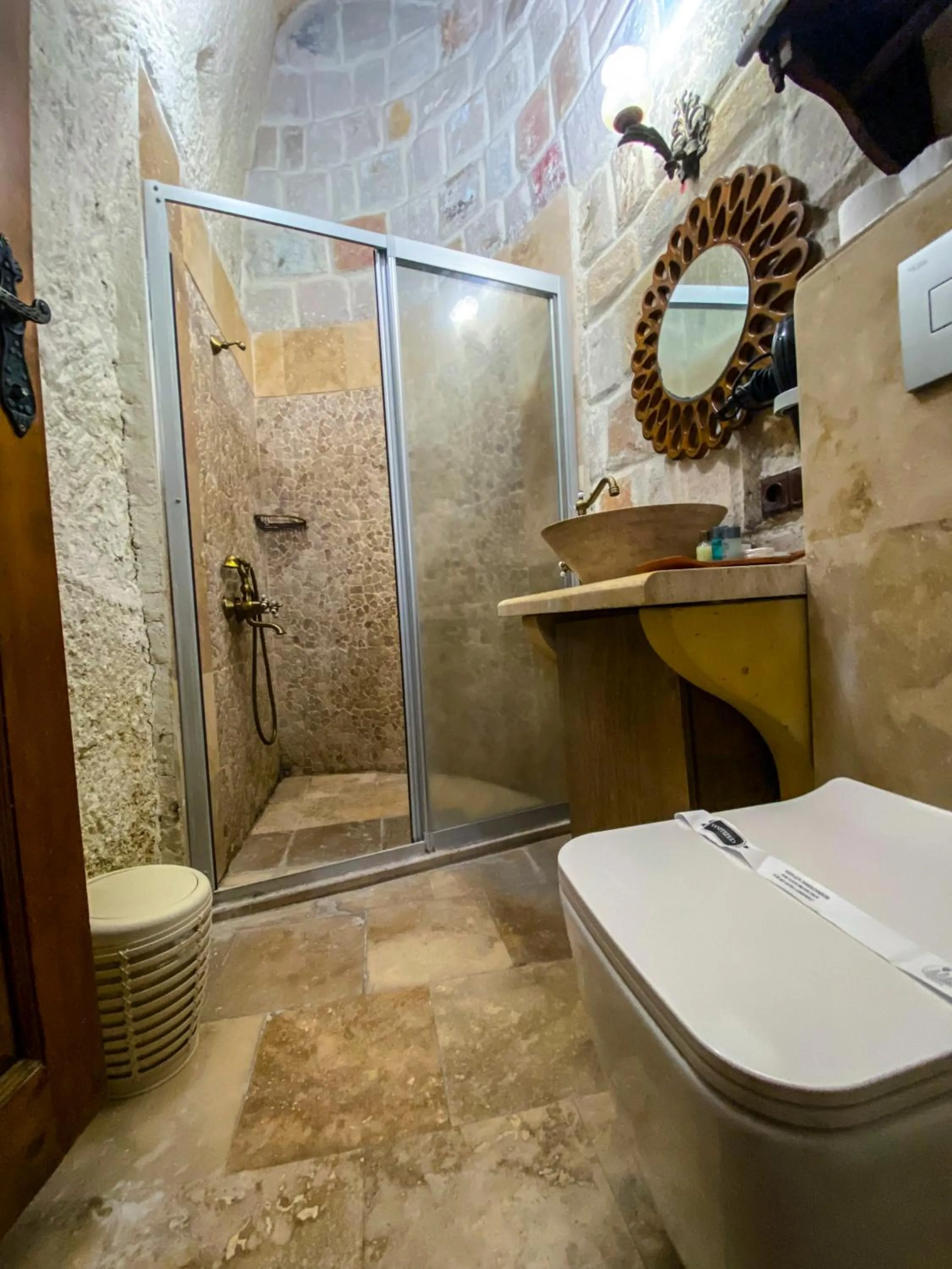Shower, Bathroom in Milagre Cave Hotel