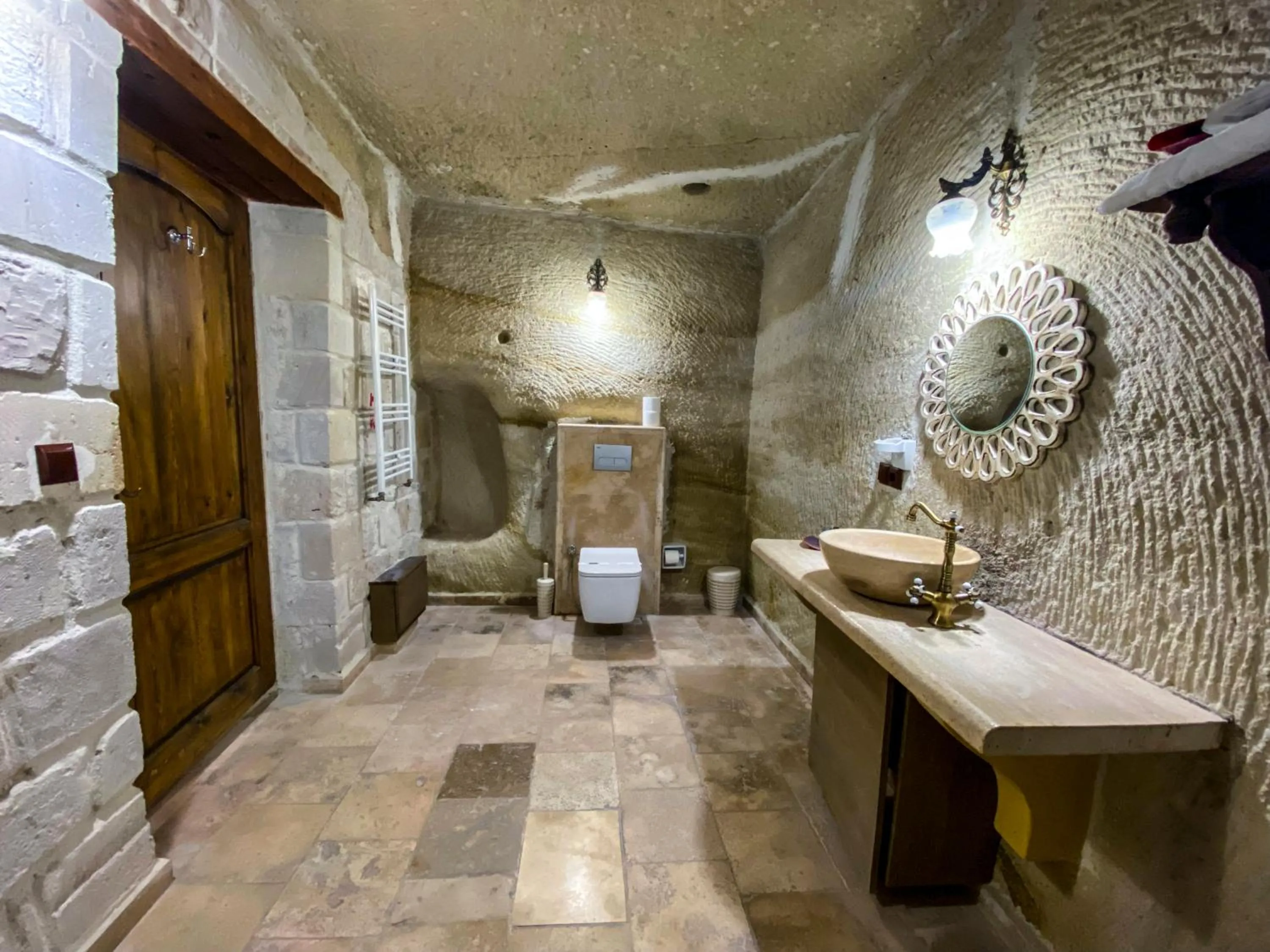 Shower in Milagre Cave Hotel