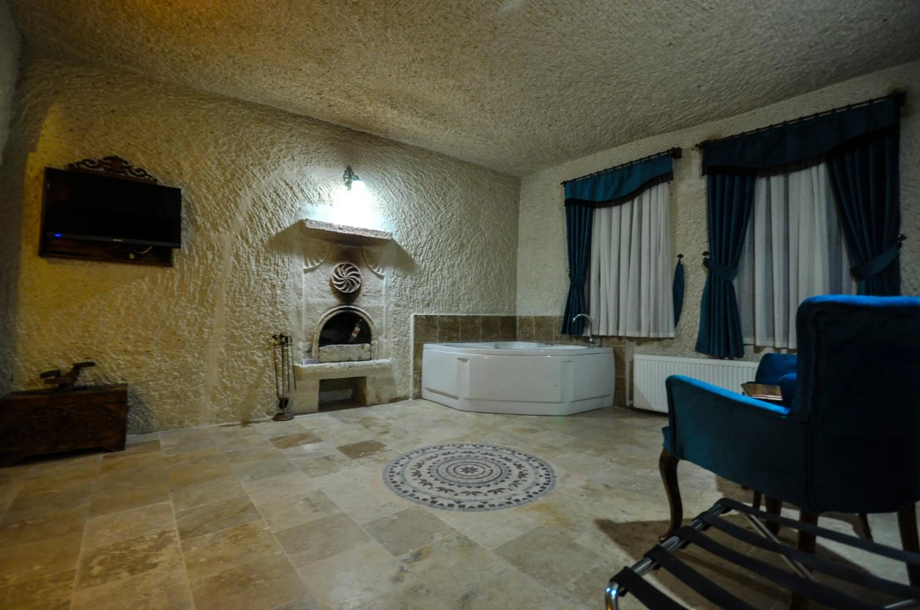 Bathroom, TV/Entertainment Center in Milagre Cave Hotel