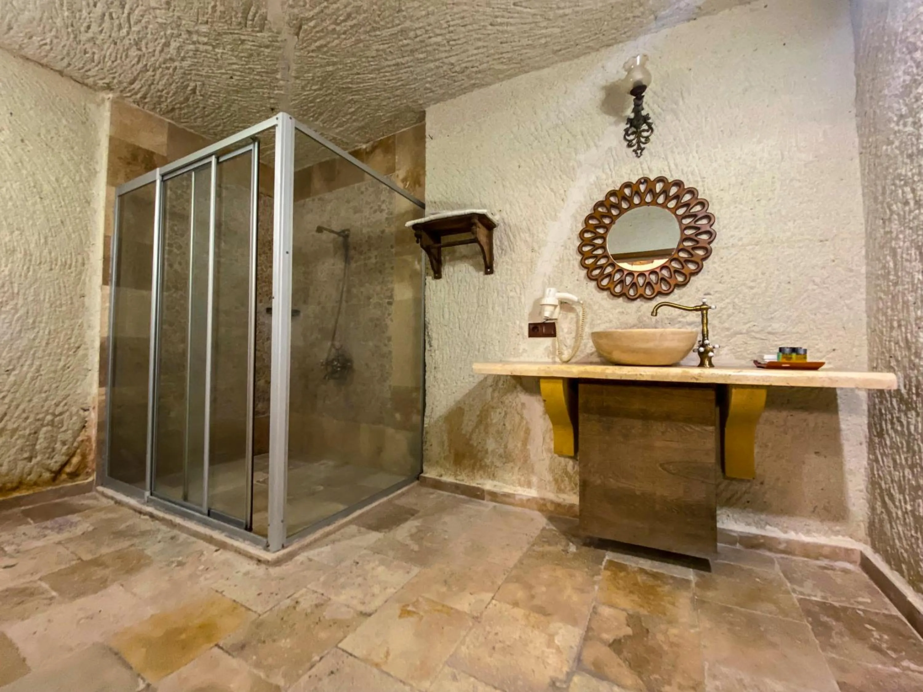 Shower, Bathroom in Milagre Cave Hotel