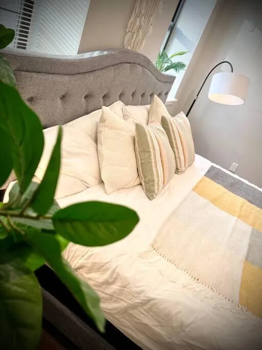 Bed in 308 Cozy and warm King Bed APT in center city