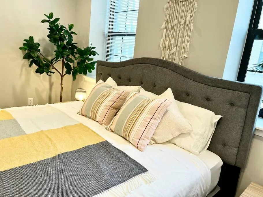 Bed in 308 Cozy and warm King Bed APT in center city