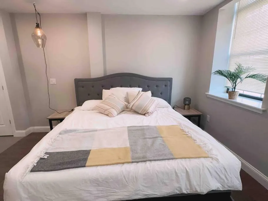 Bed in 308 Cozy and warm King Bed APT in center city