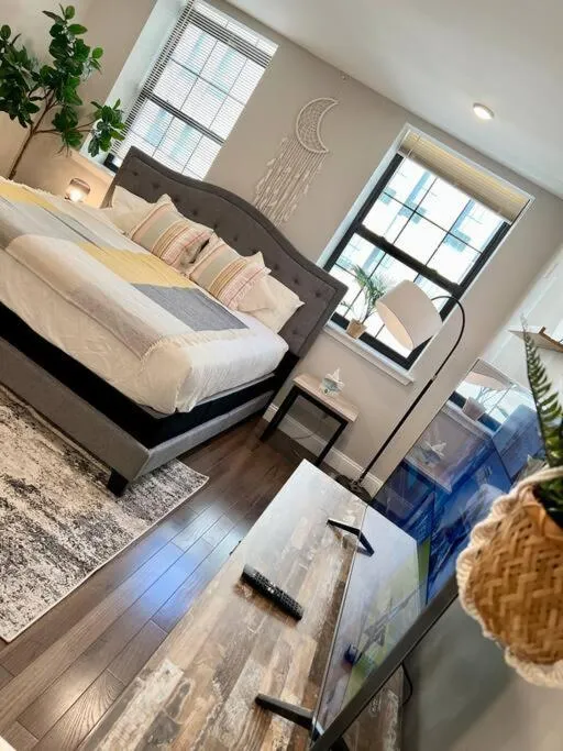 Bed in 308 Cozy and warm King Bed APT in center city