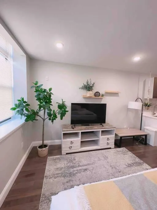 308 Cozy and warm King Bed APT in center city