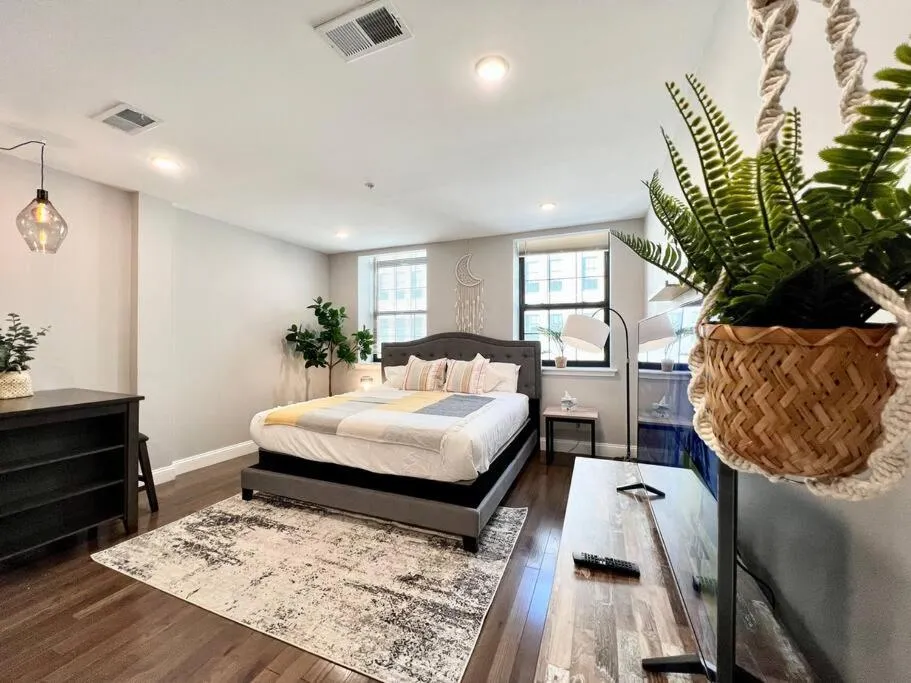 Bed in 308 Cozy and warm King Bed APT in center city