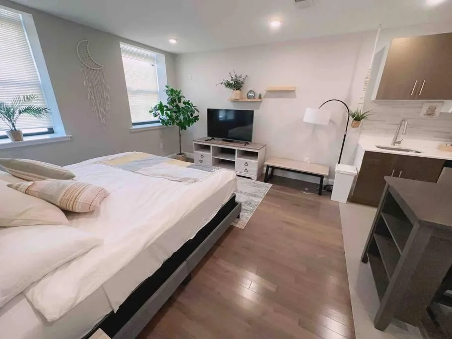 Bed in 308 Cozy and warm King Bed APT in center city