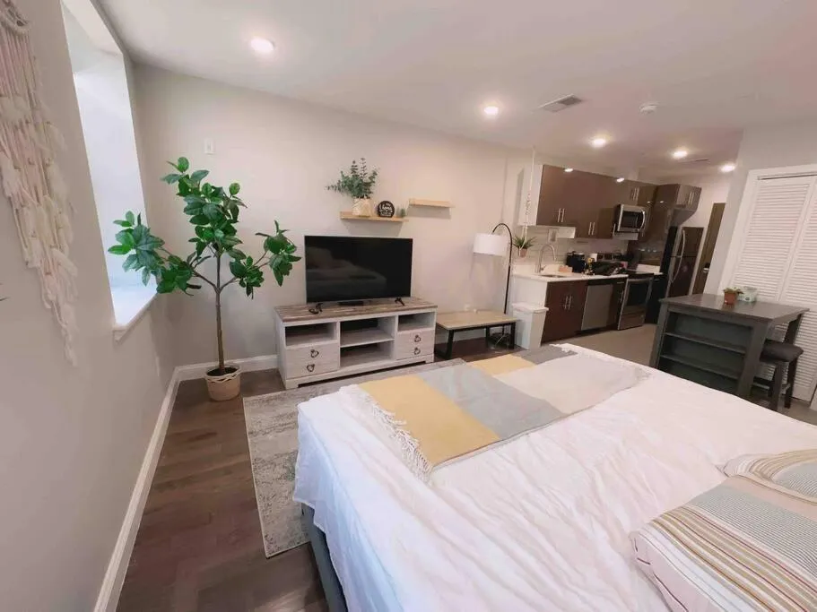 Bed in 308 Cozy and warm King Bed APT in center city