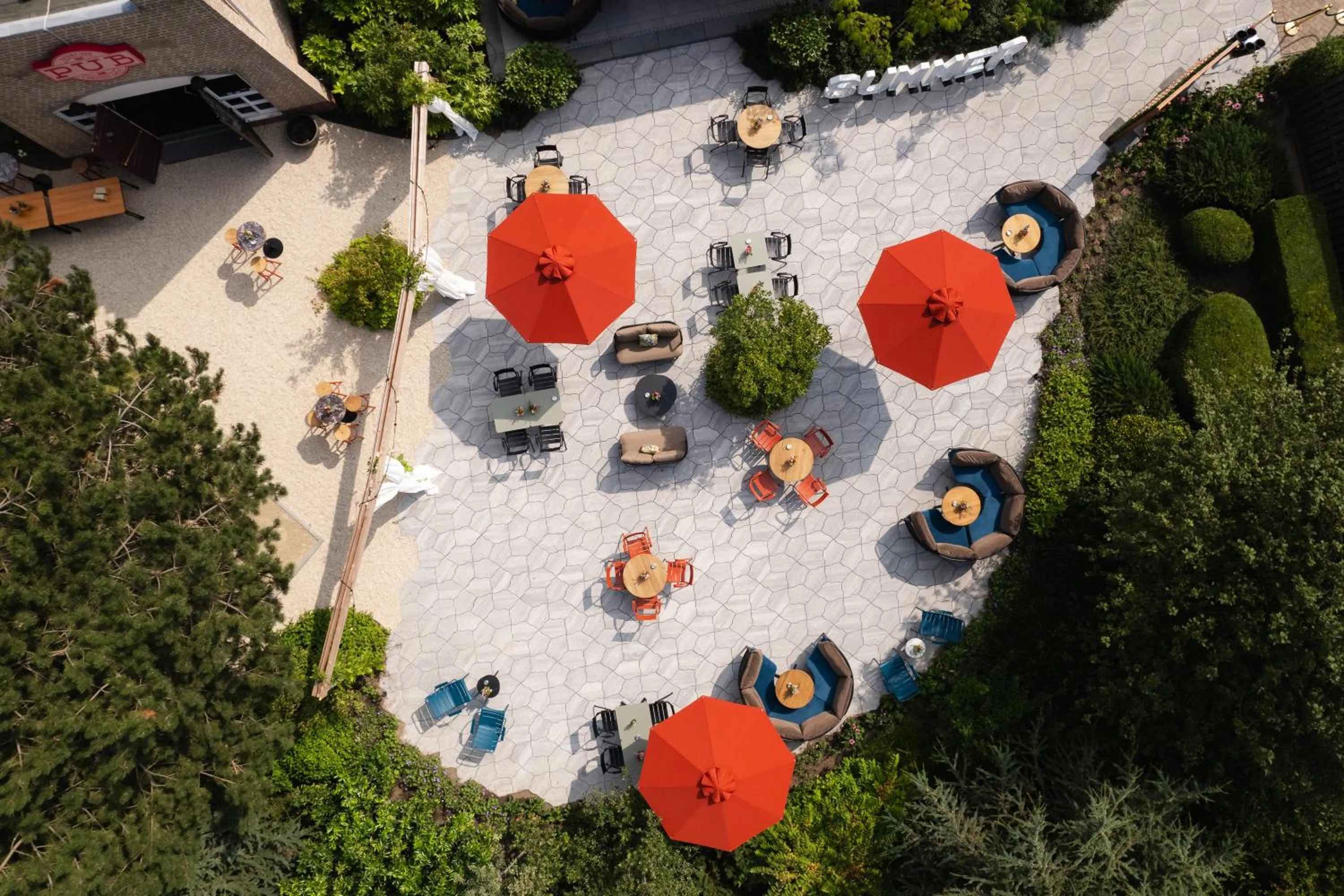 Restaurant/places to eat in Carlton Oasis Hotel