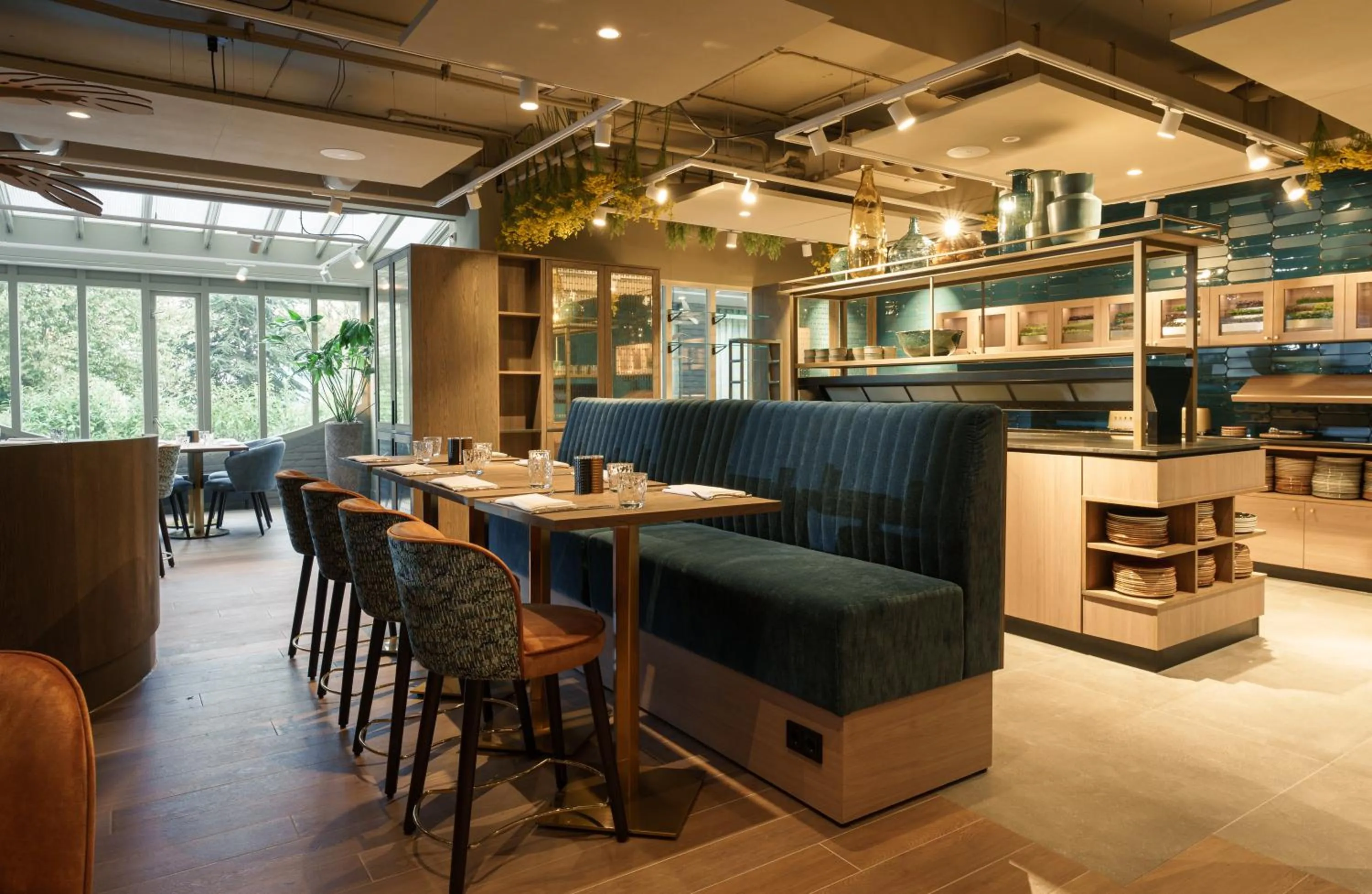 Restaurant/places to eat in Carlton Oasis Hotel