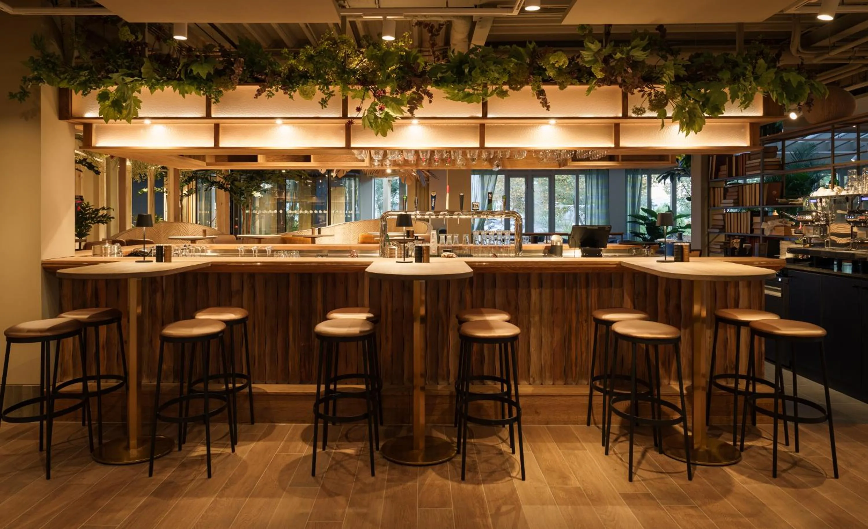 Restaurant/places to eat in Carlton Oasis Hotel