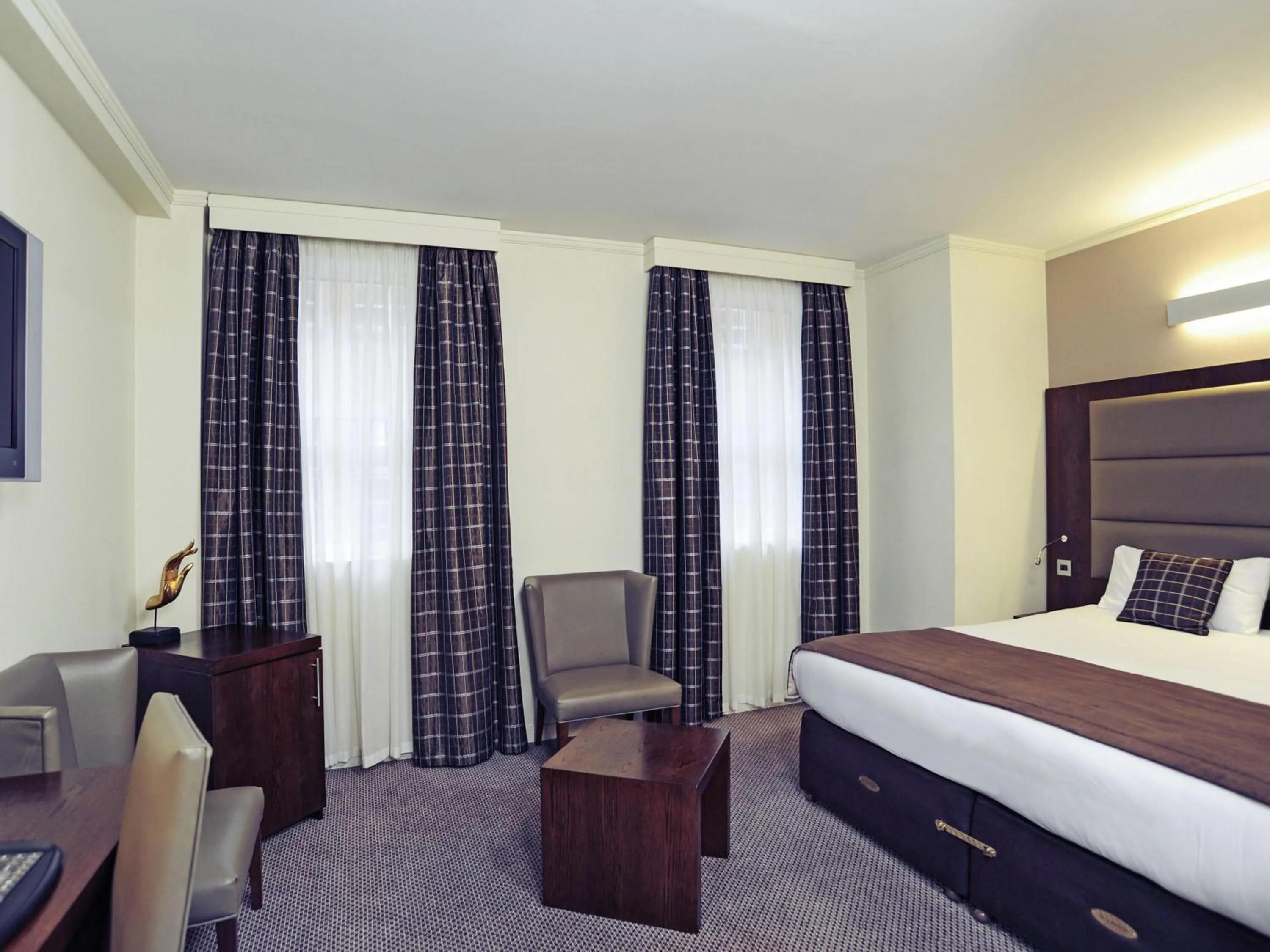 Bedroom, Bed in Mercure London Paddington Hotel