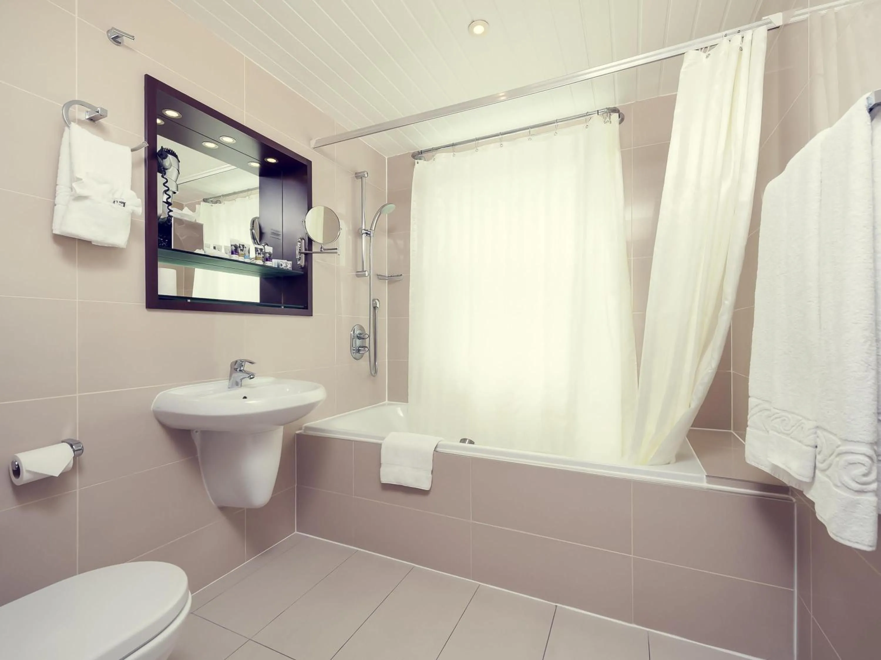 Bedroom in Mercure London Paddington Hotel