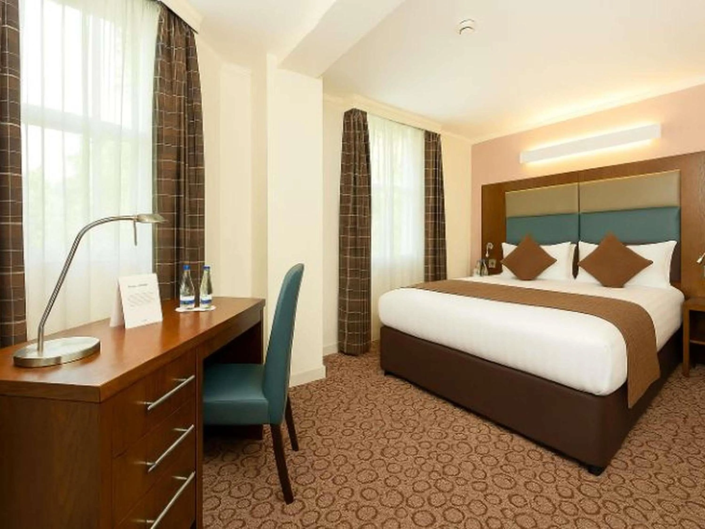 Bedroom, Bed in Mercure London Paddington Hotel
