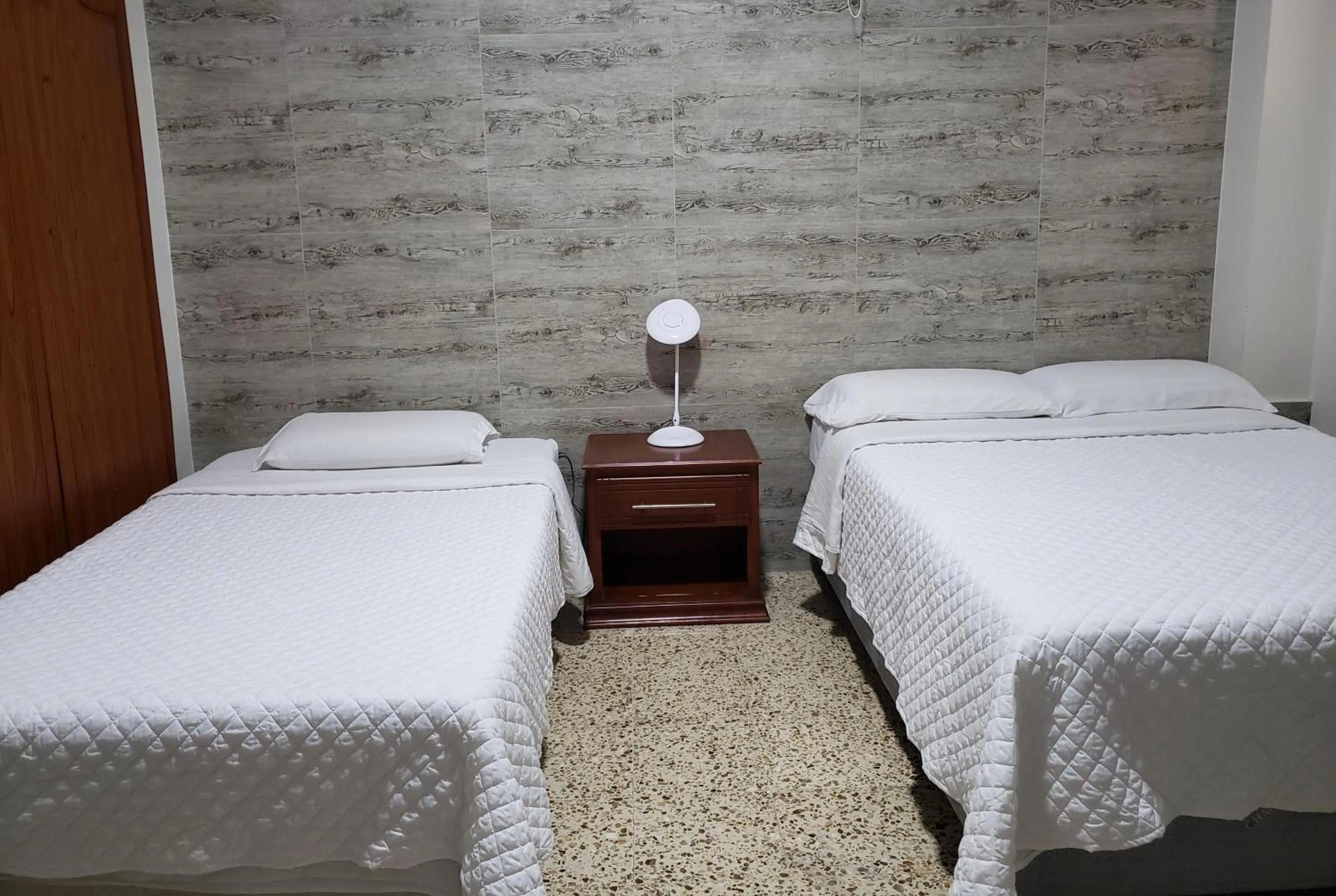 Photo of the whole room, Bed in DC Suites Aeropuerto