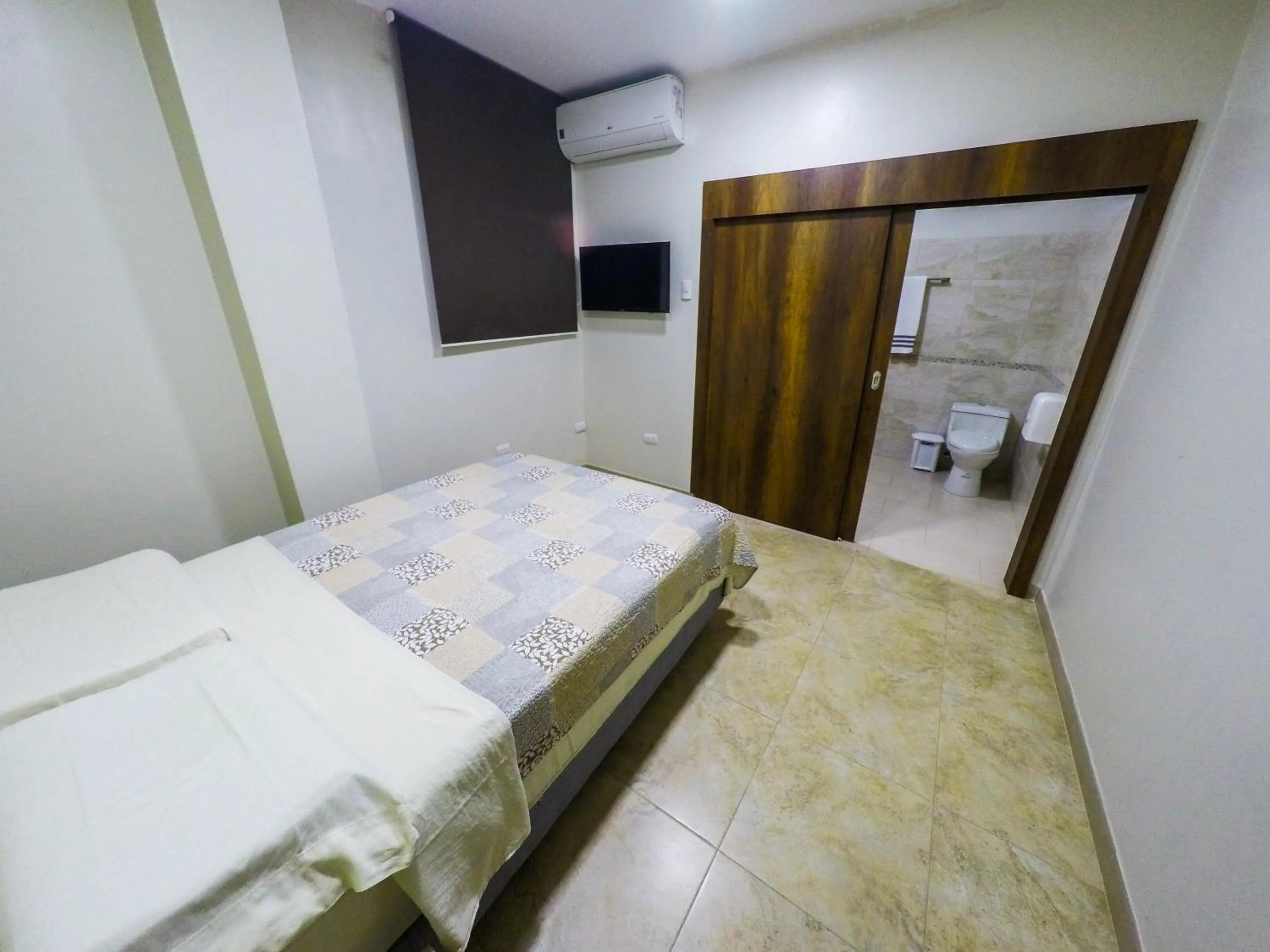 Photo of the whole room, Bed in DC Suites Aeropuerto