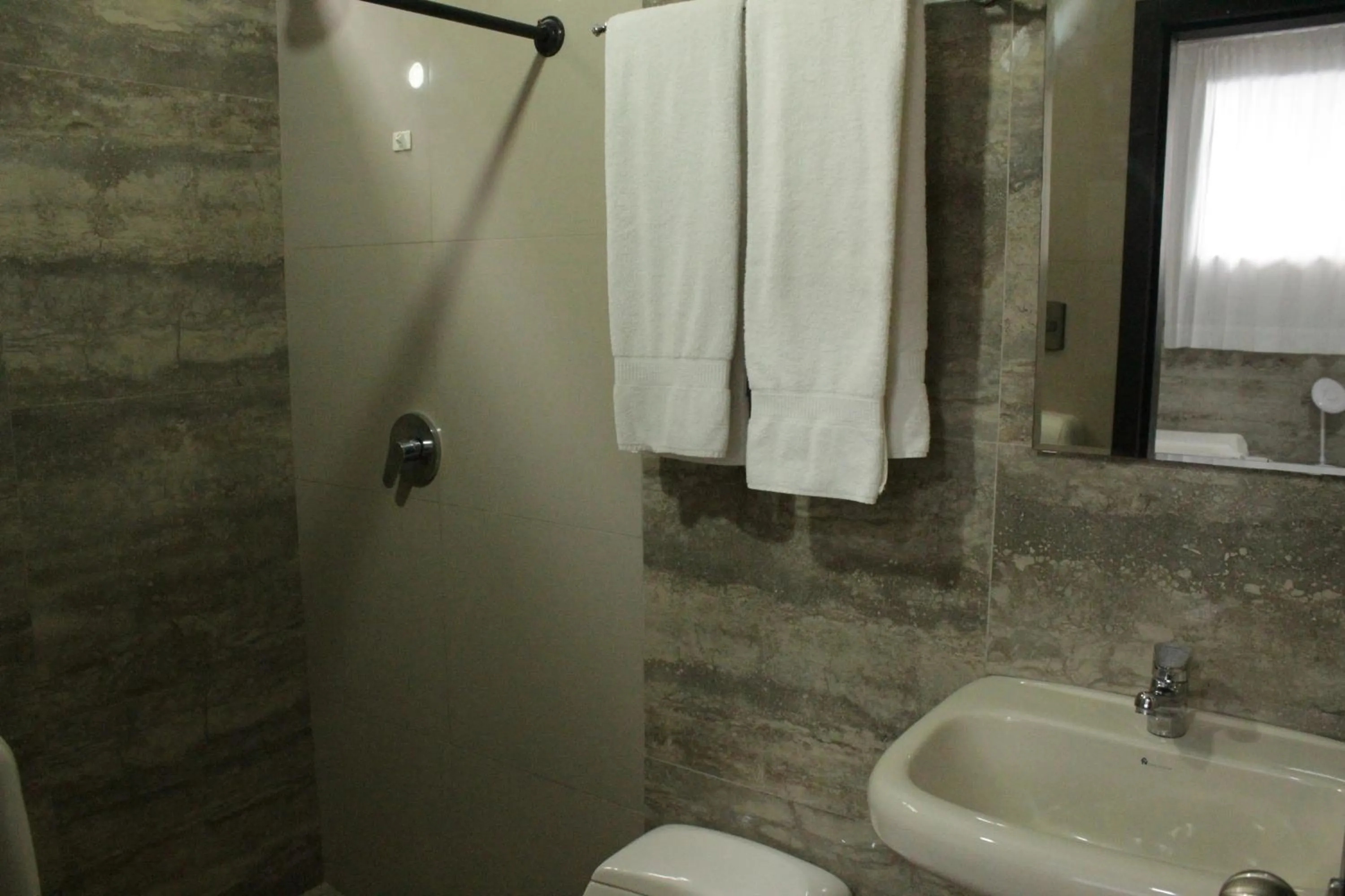 Shower in DC Suites Aeropuerto