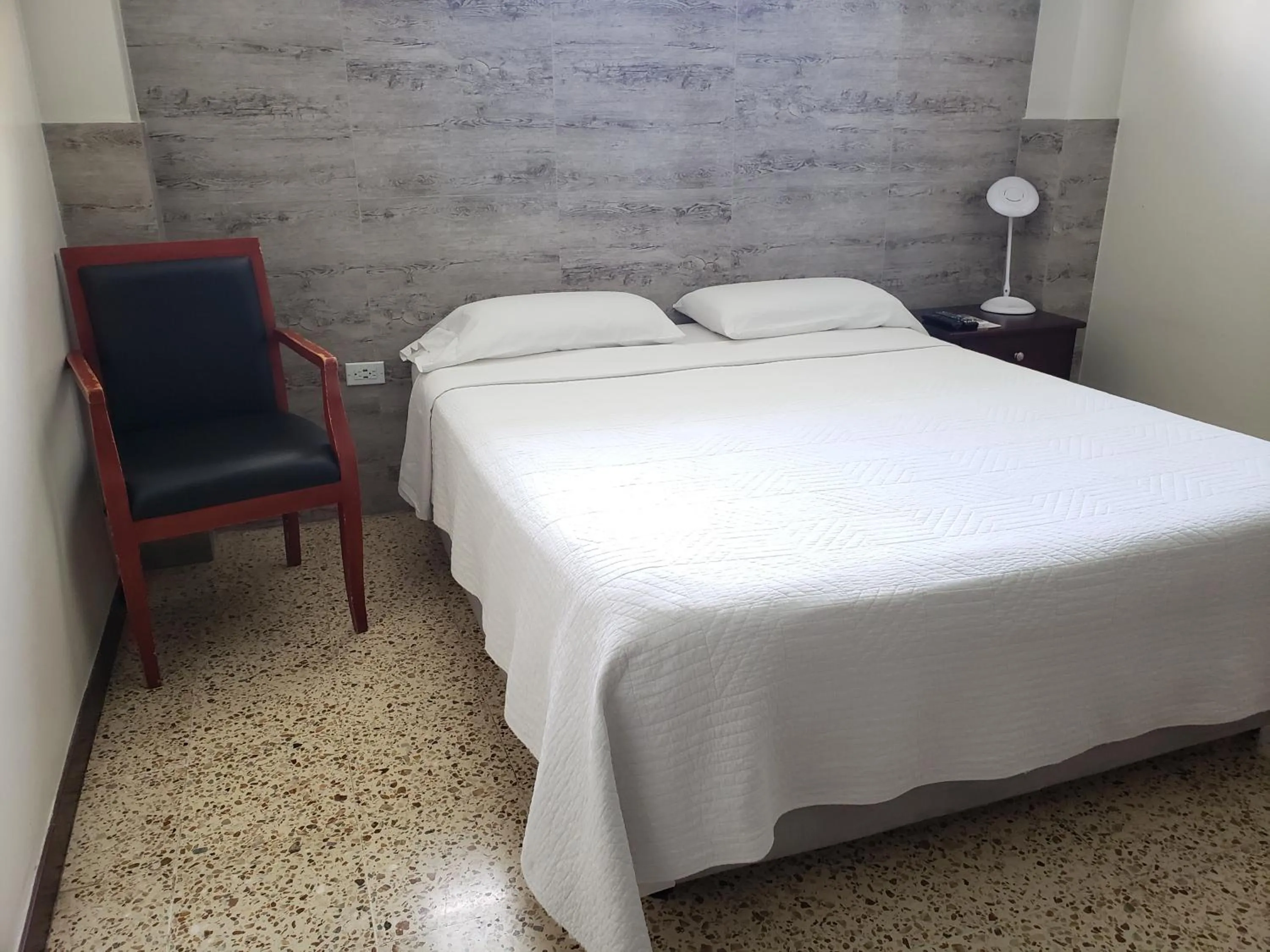 Photo of the whole room, Bed in DC Suites Aeropuerto
