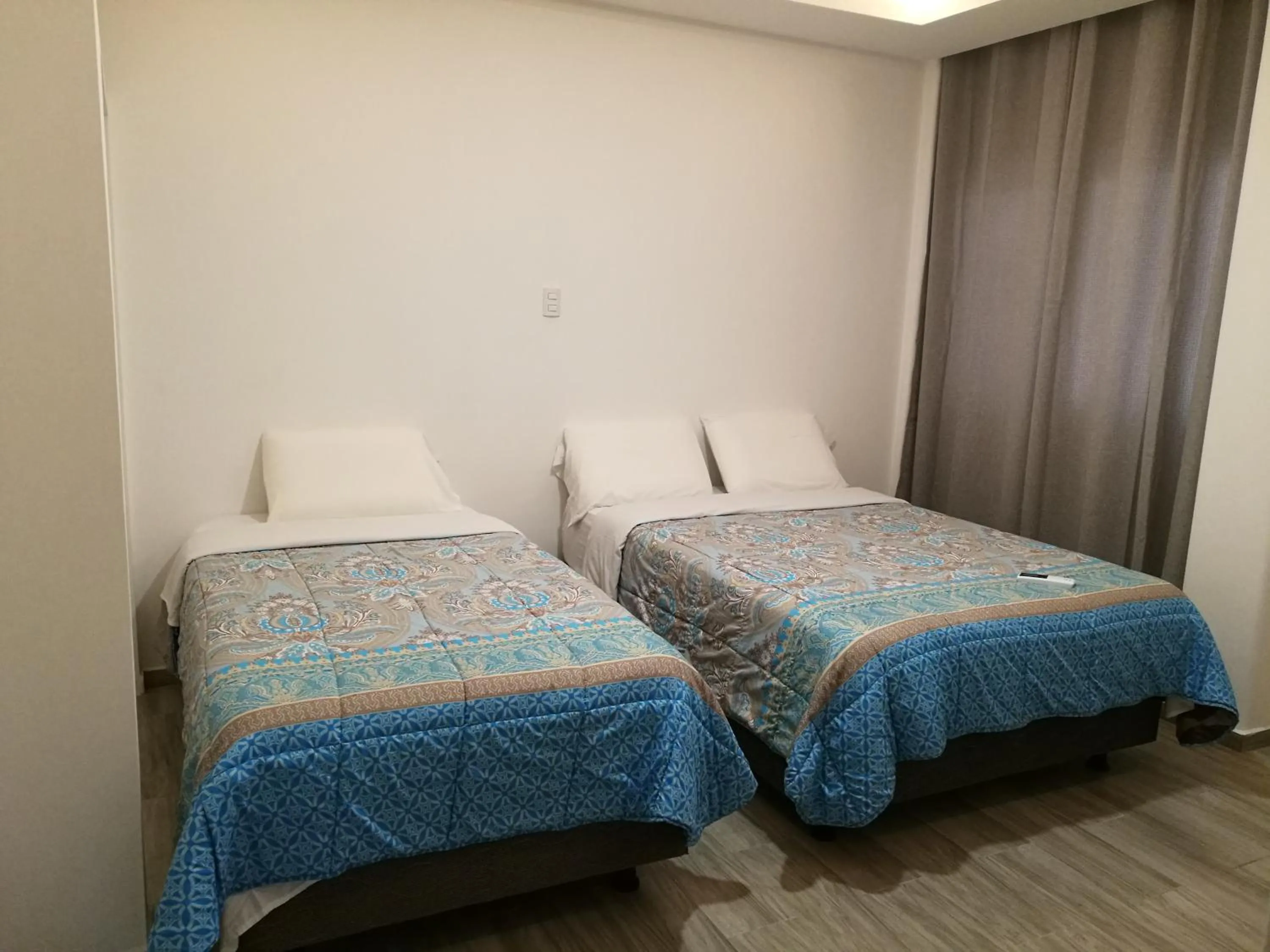 Photo of the whole room, Bed in DC Suites Aeropuerto
