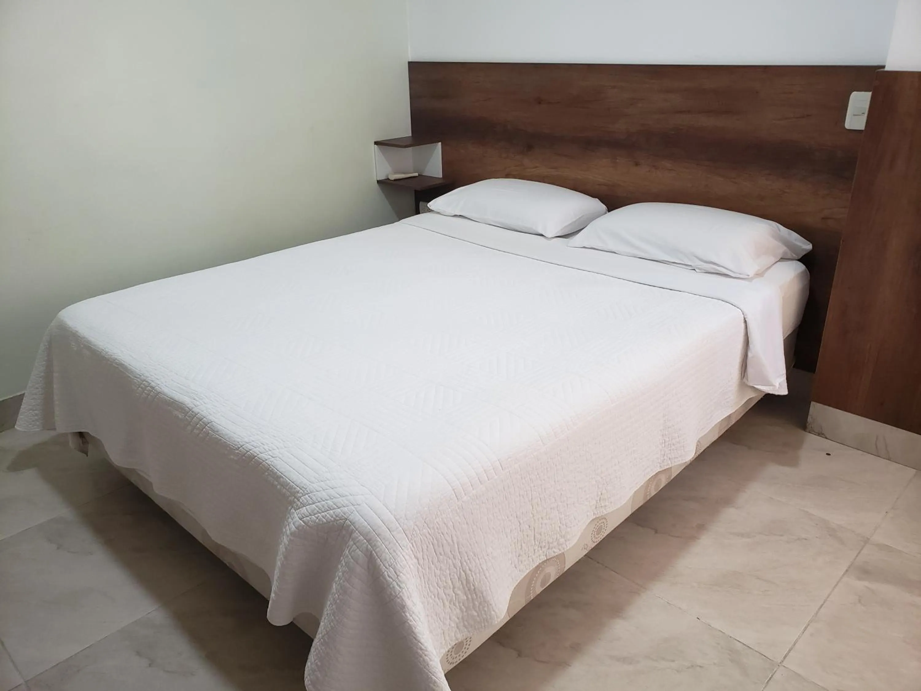 Photo of the whole room, Bed in DC Suites Aeropuerto