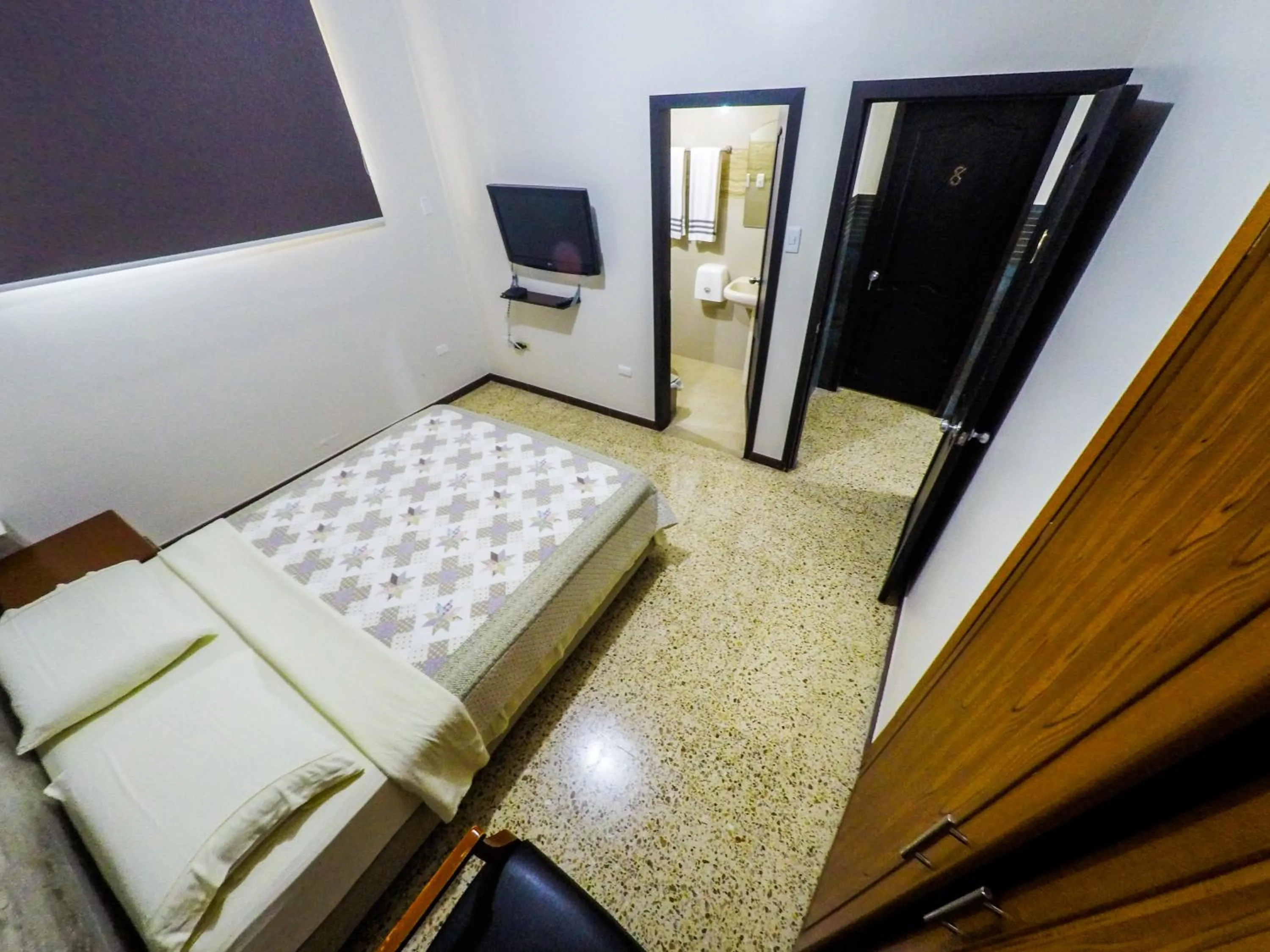 Photo of the whole room, Bed in DC Suites Aeropuerto