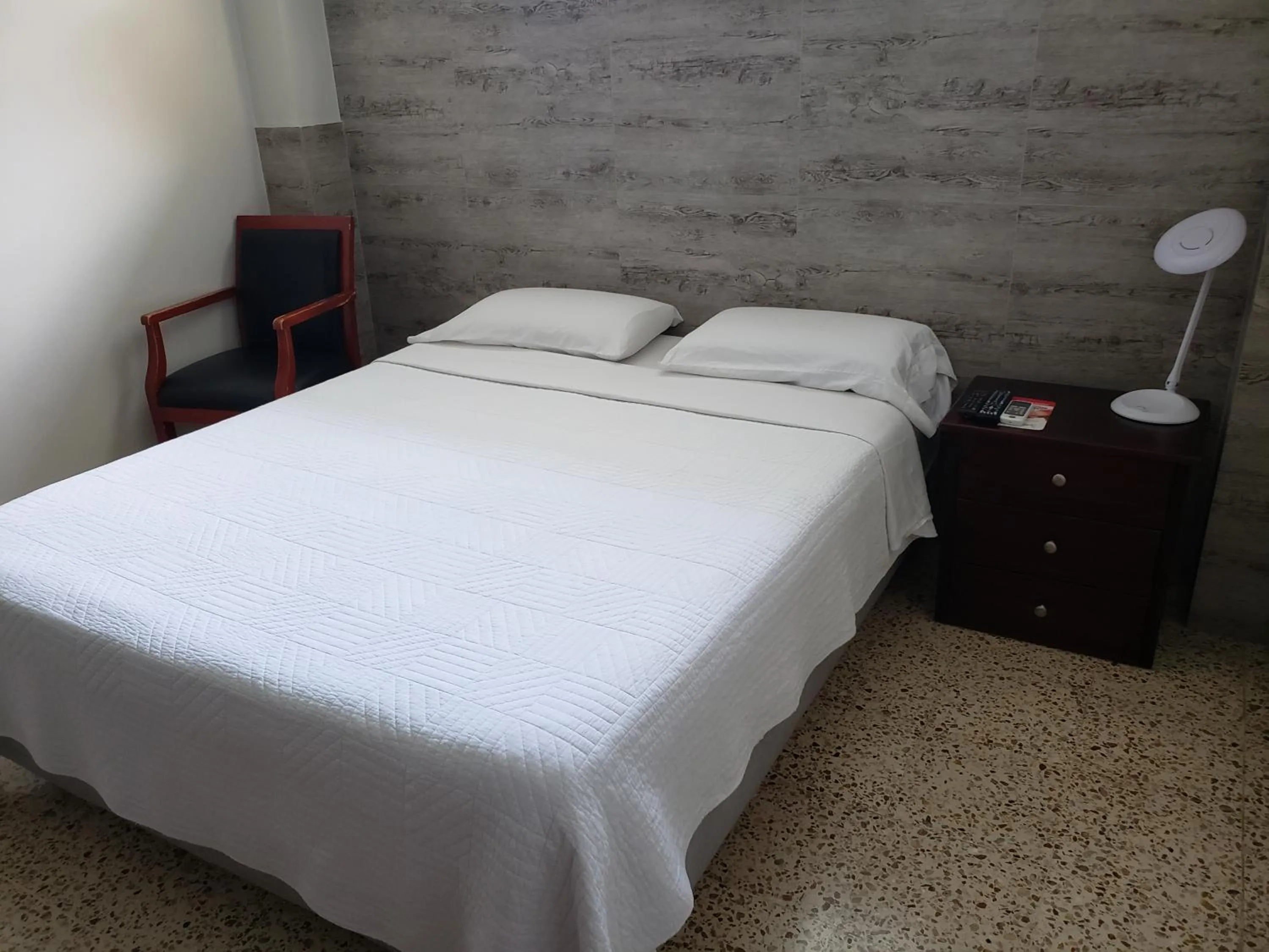 Photo of the whole room, Bed in DC Suites Aeropuerto