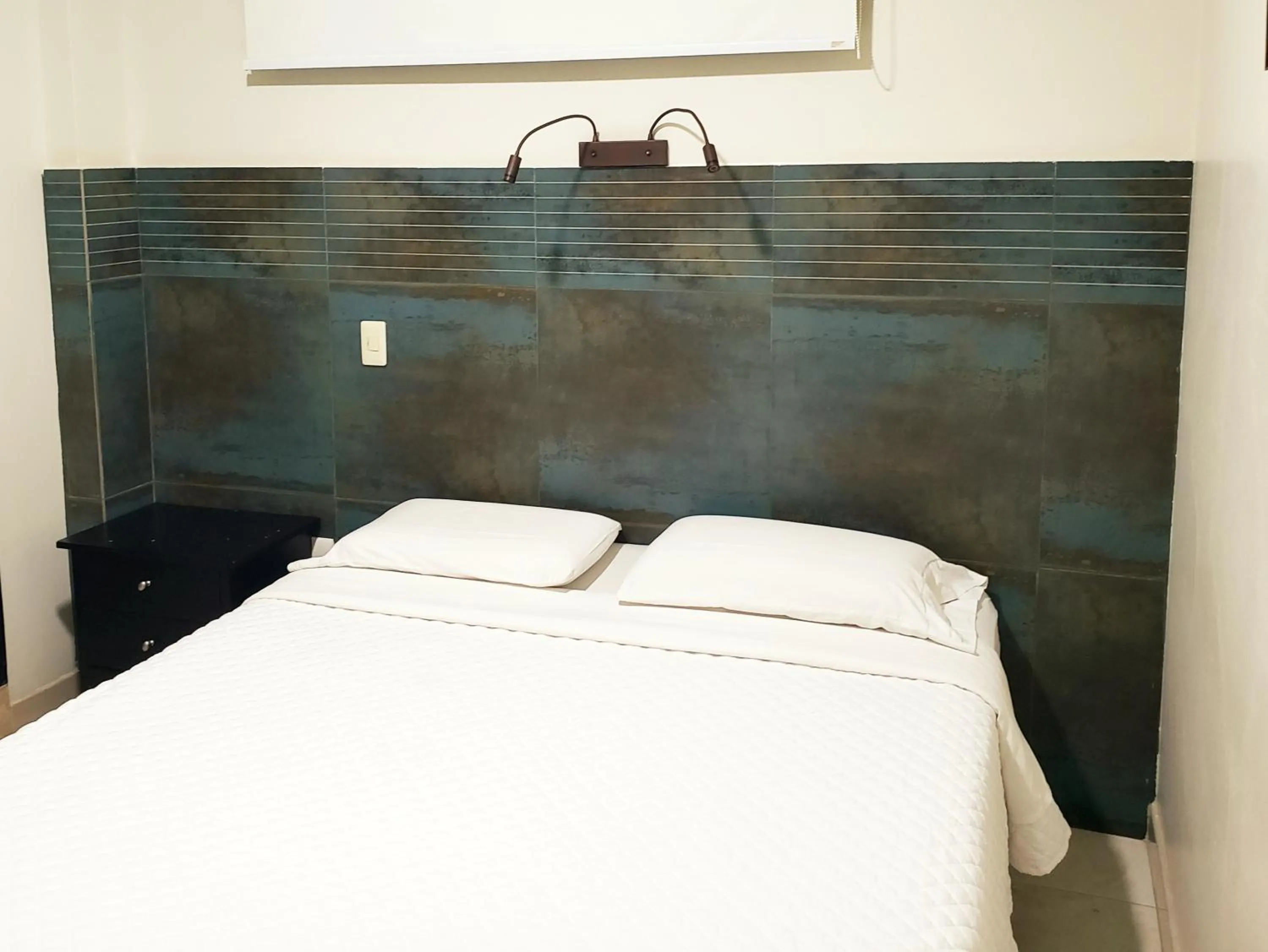 Photo of the whole room, Bed in DC Suites Aeropuerto