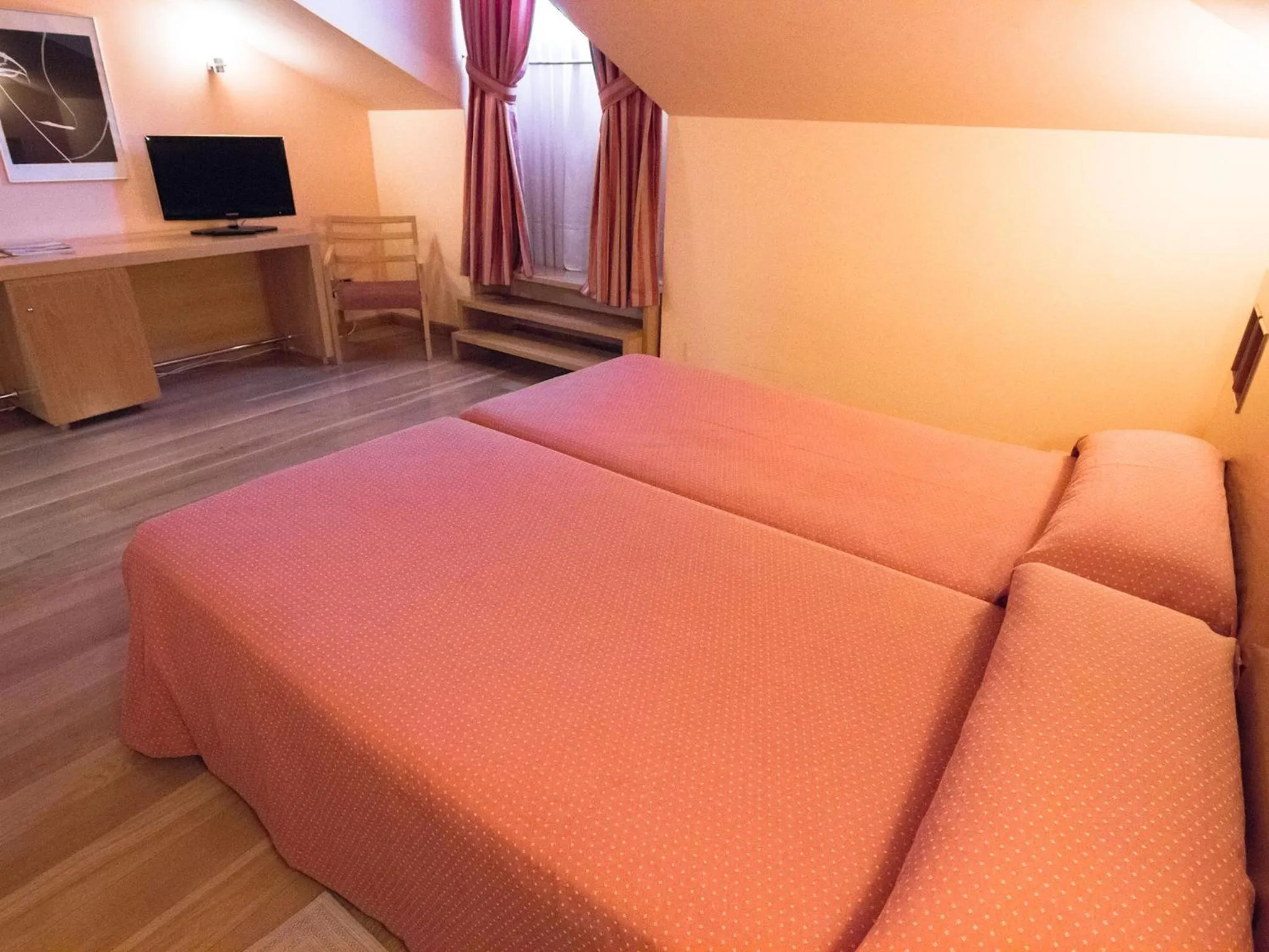 TV and multimedia, Bed in Hotel La Estación de Luanco