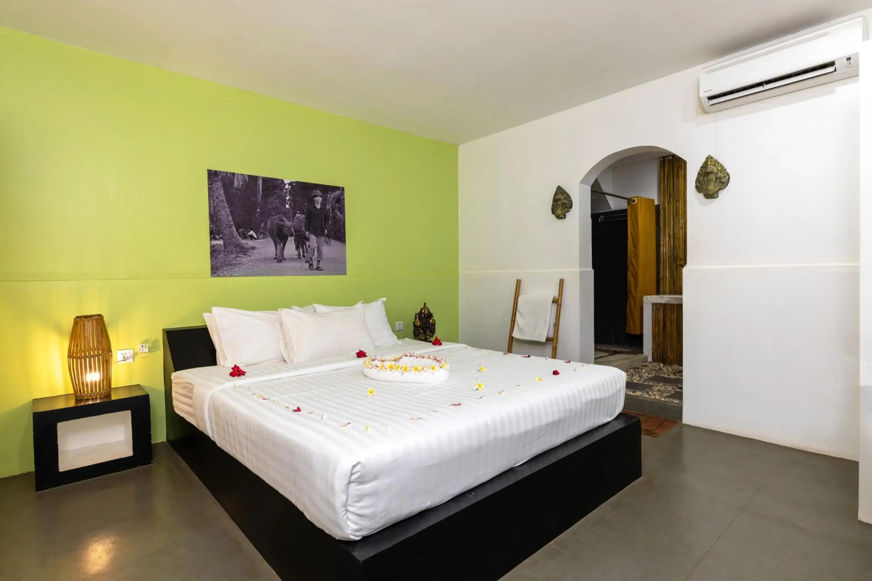 King Room with Pool View in Green BOUTiQUE King Room with Pool View in Green BOUTiQUE