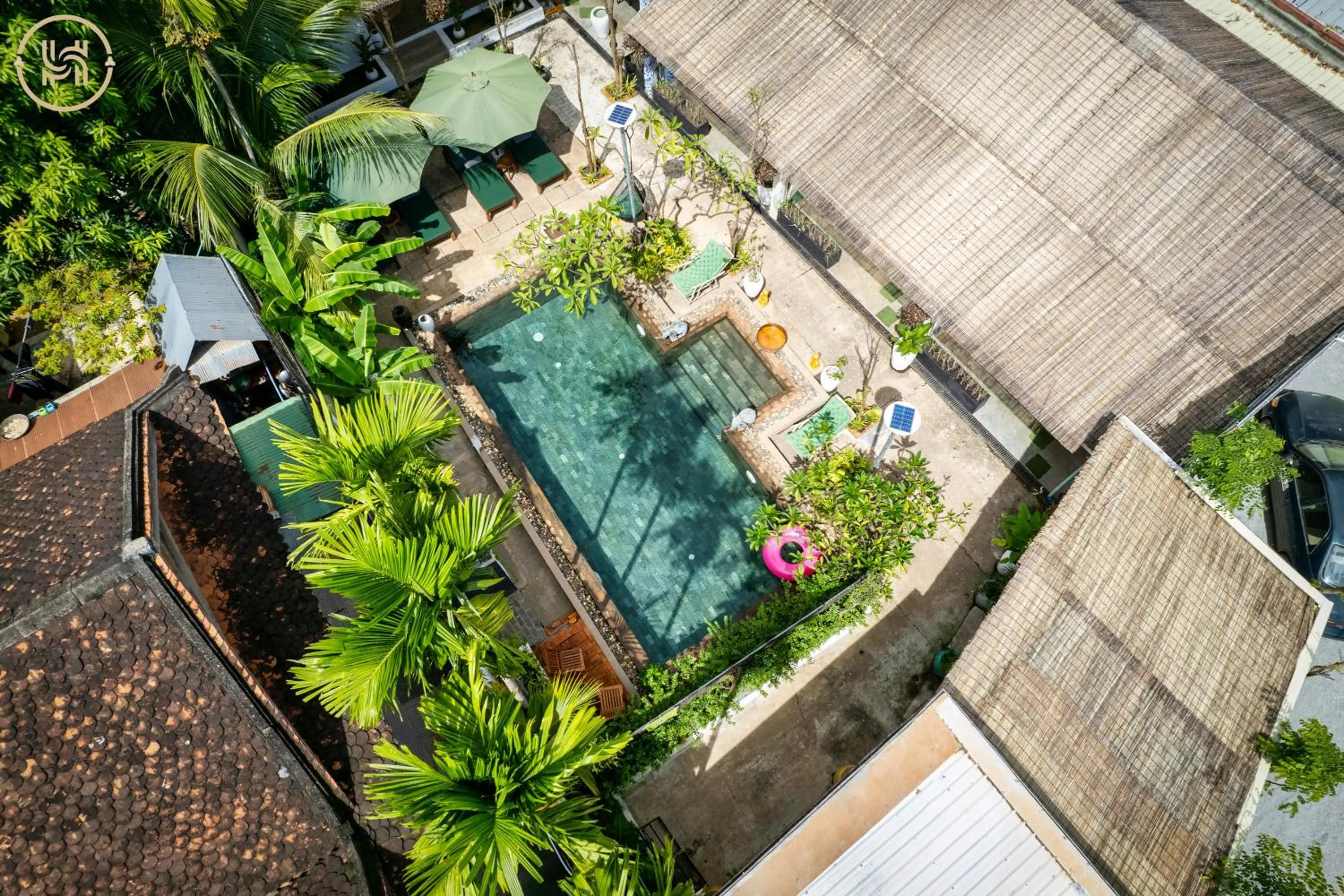 Patio in Green BOUTiQUE