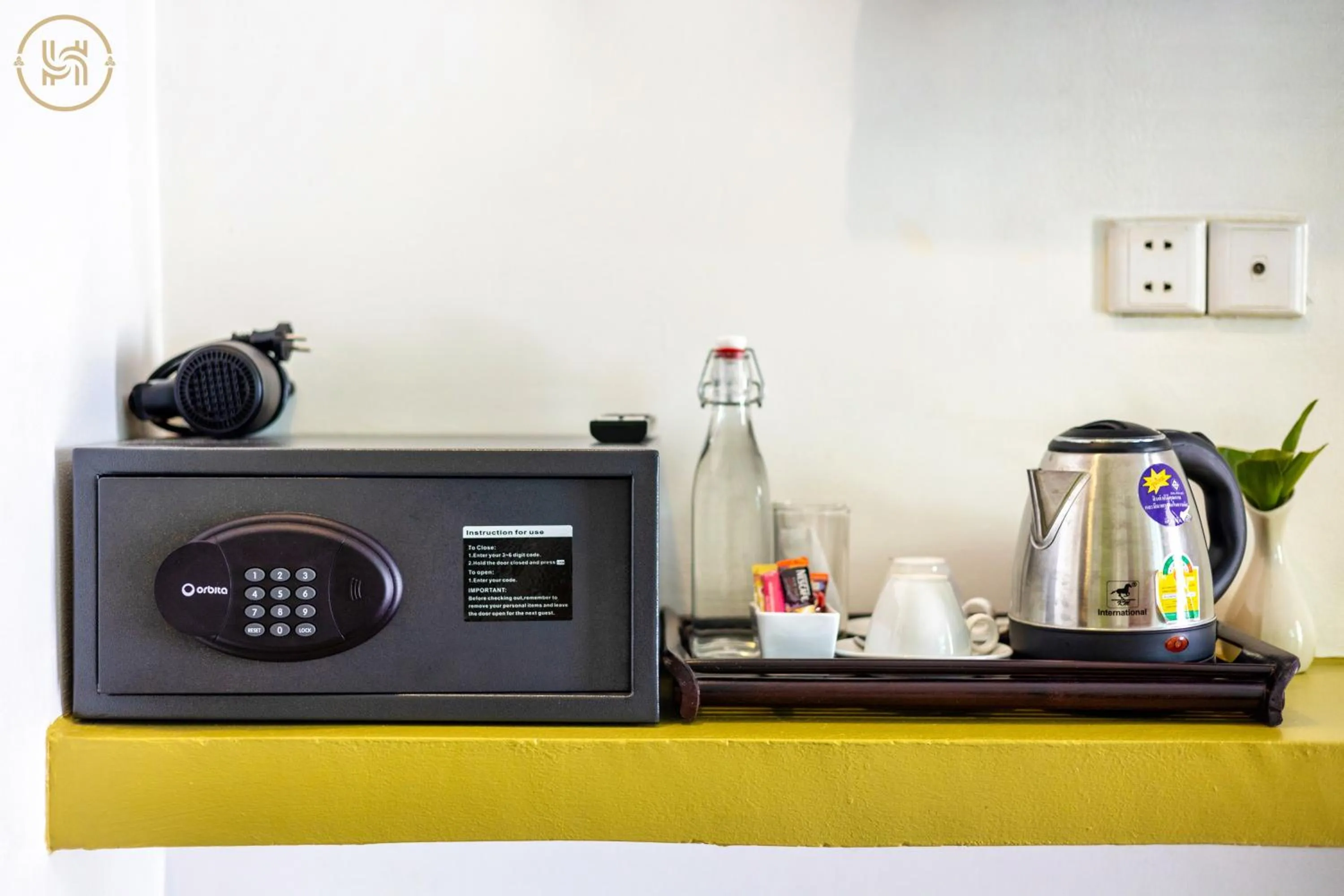 Coffee/tea facilities in Green BOUTiQUE
